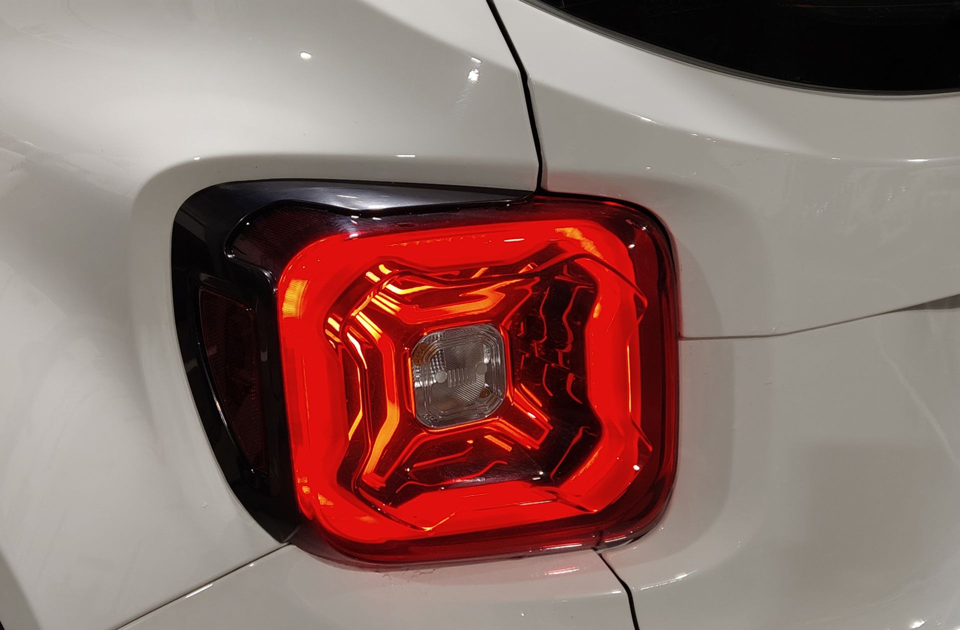 Jeep Renegade eHybrid 1.5 Altitude DCT - foto 17