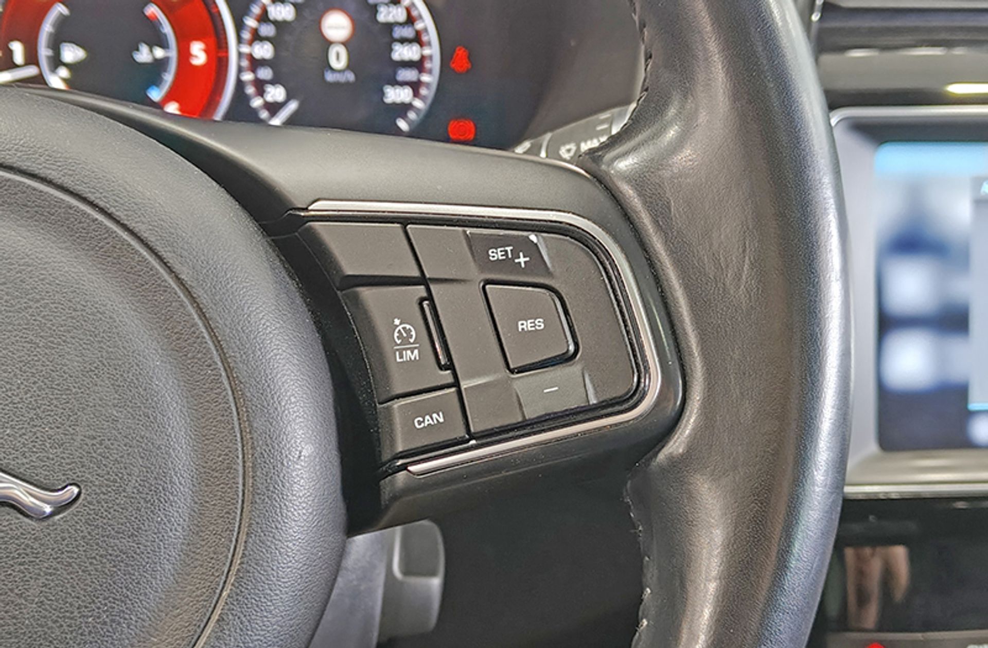 Jaguar F-Pace 2.0L i4D Pure RWD - foto 30