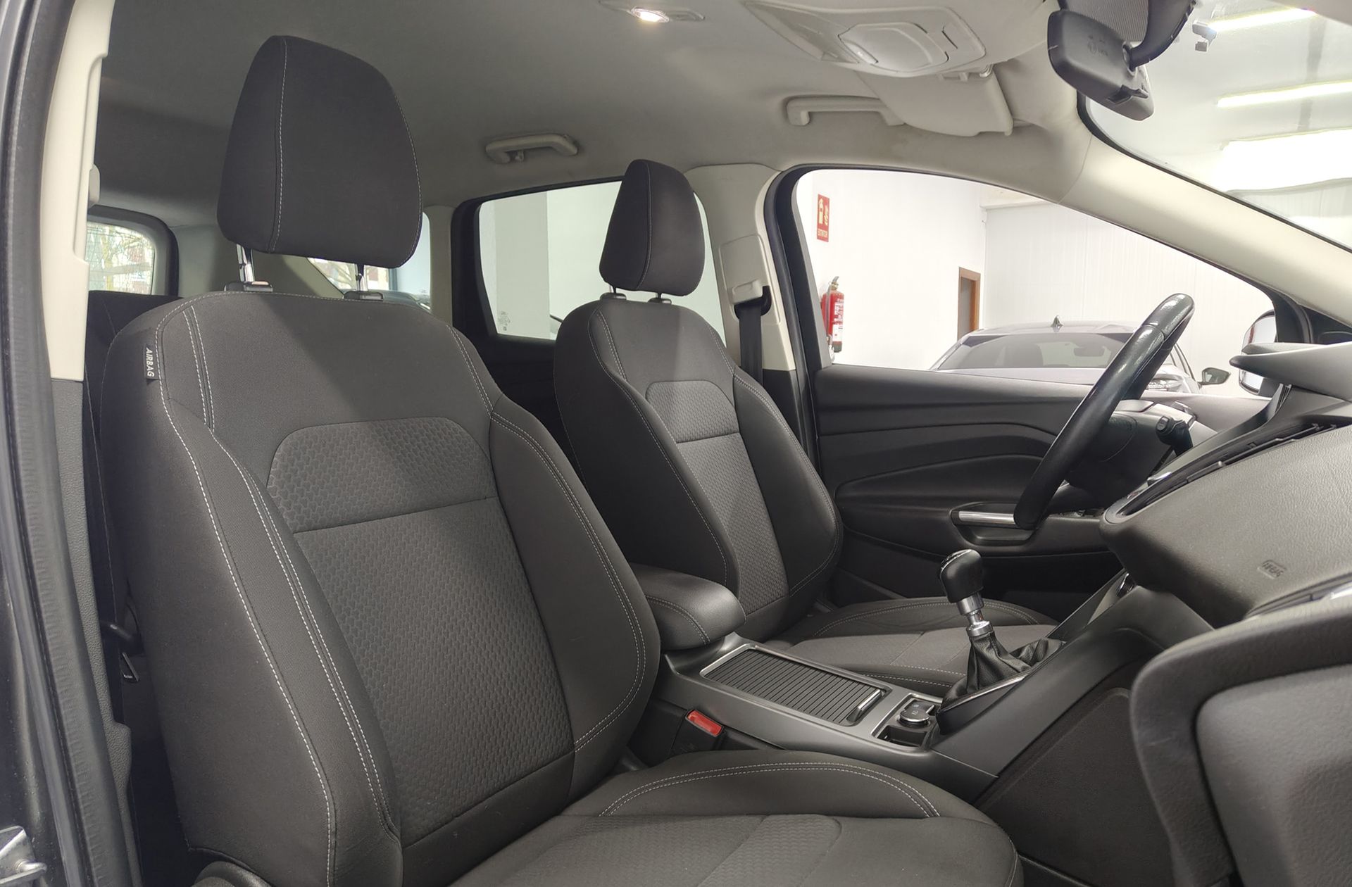 Ford Kuga 2.0 TDCi Business 4x2 - foto 17