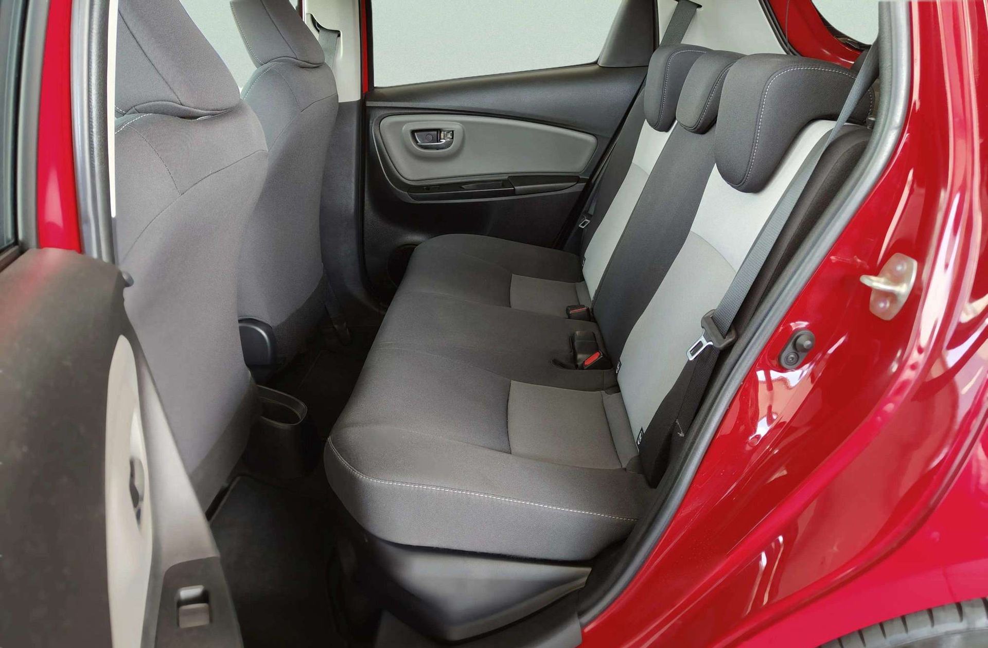 Toyota Yaris 100H Feel - foto 11