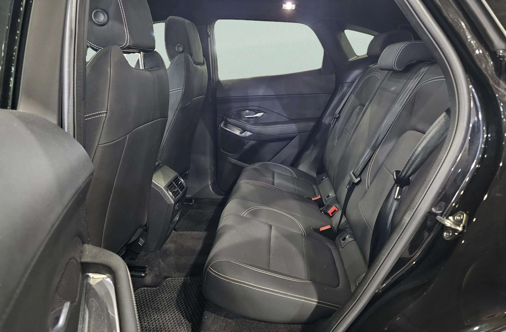 Jaguar E-Pace 2.0D MHEV R-Dynamic SE 4WD - foto 15