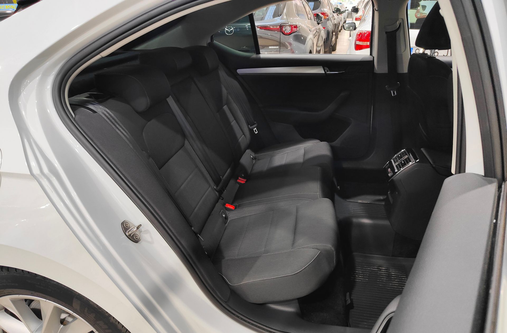 Škoda Superb 1.4 TSI Ambition - foto 18
