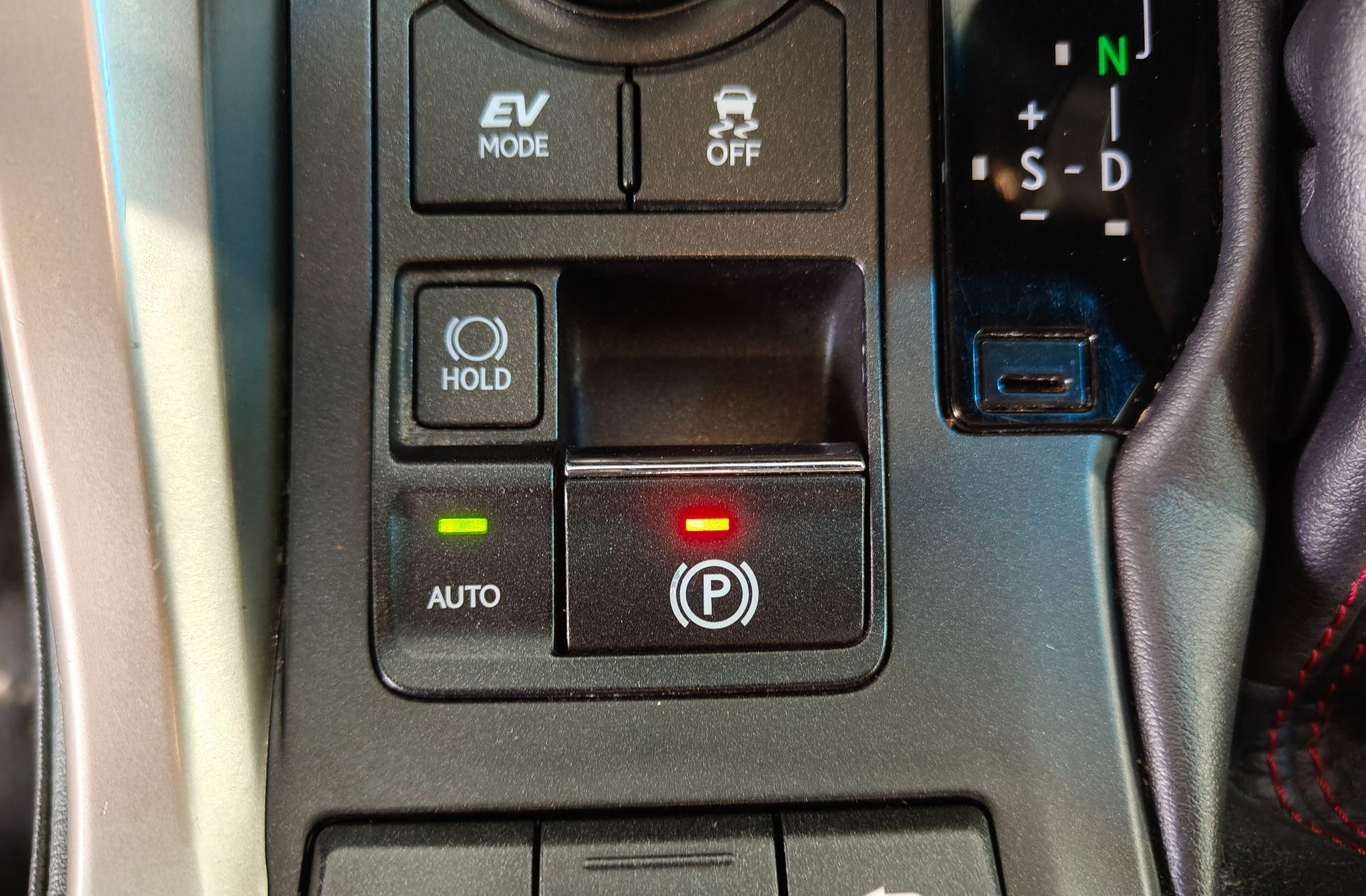 Lexus NX 300h F Sport 4WD Navibox - foto 33