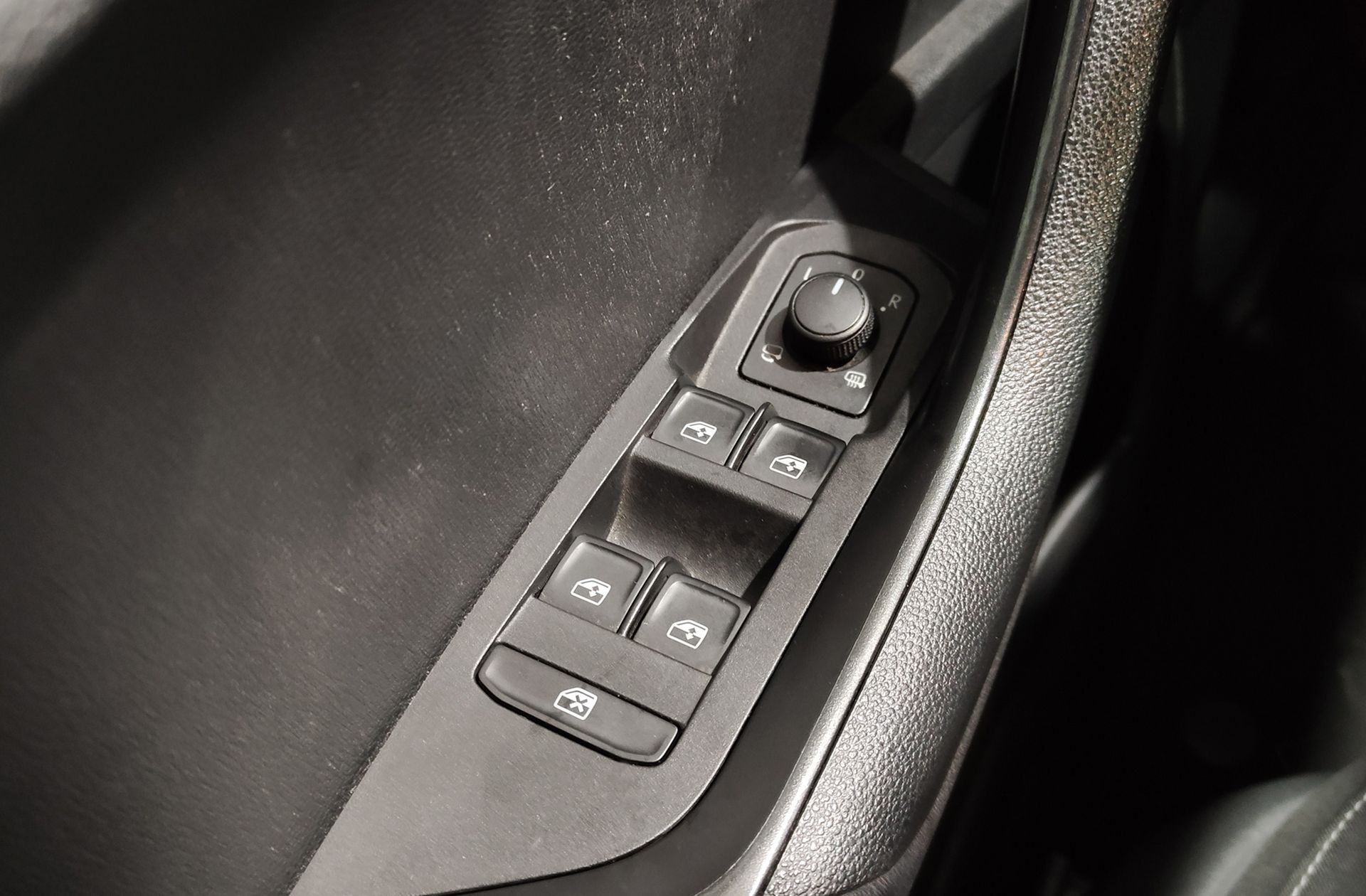 Škoda Karoq 1.6 TDI Ambition - foto 37