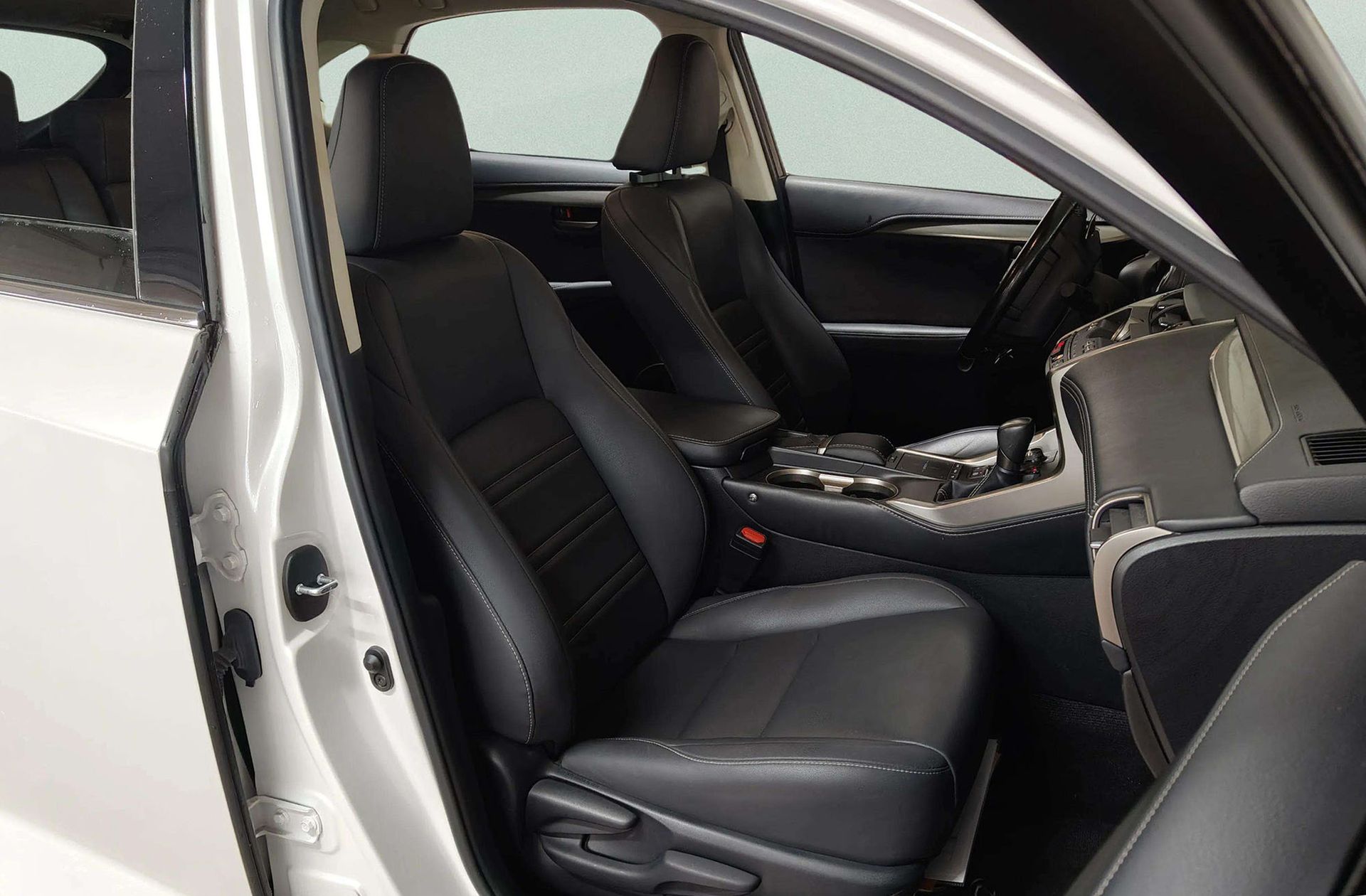 Lexus NX 300h Premium 2WD - foto 23