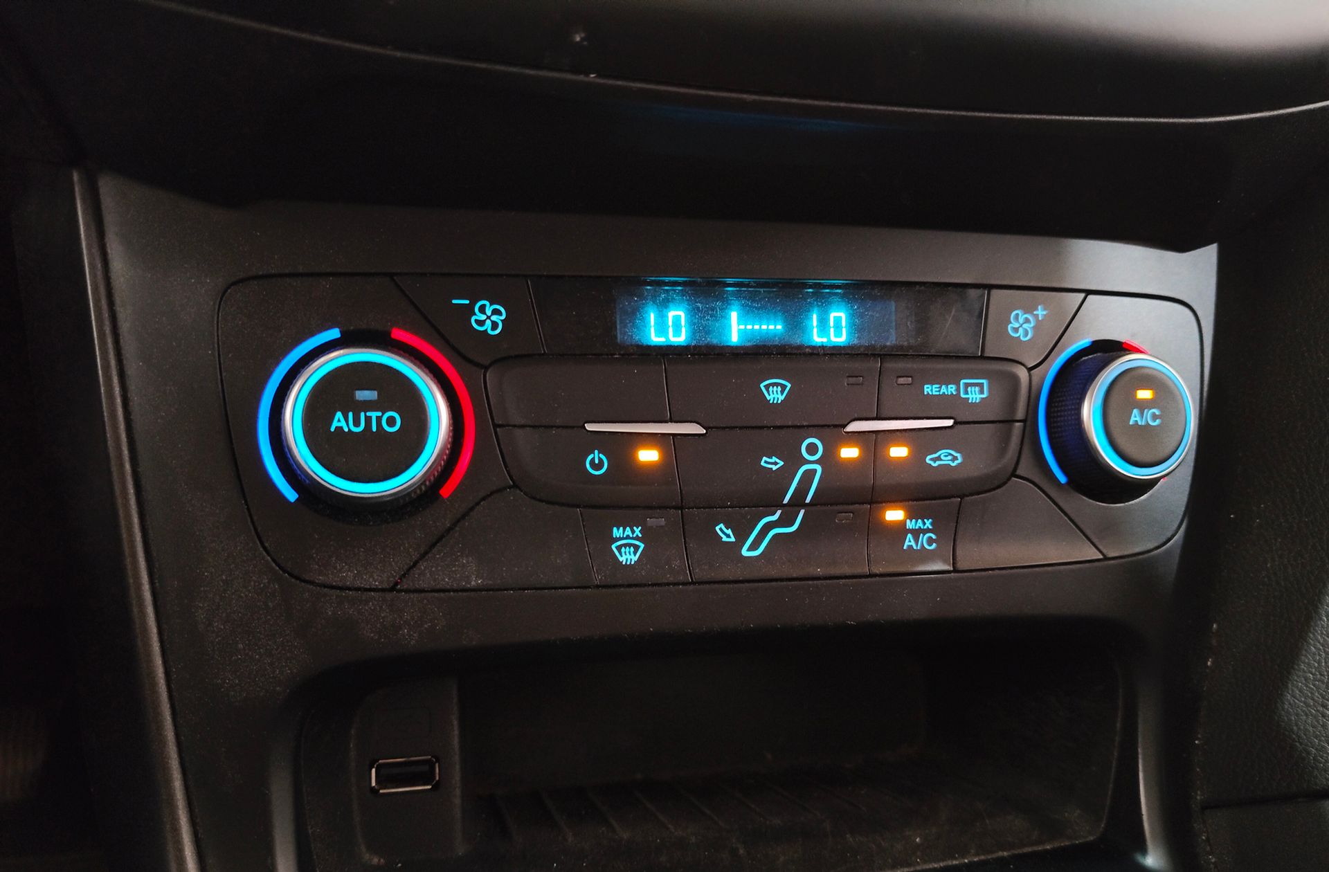 Ford Focus 1.0 EcoBoost Business - foto 27