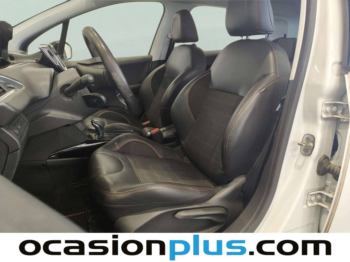 Foto asientos delanteros Peugeot 2008 Peugeot 2008 PureTech 110 Allure EAT6 (110 CV)