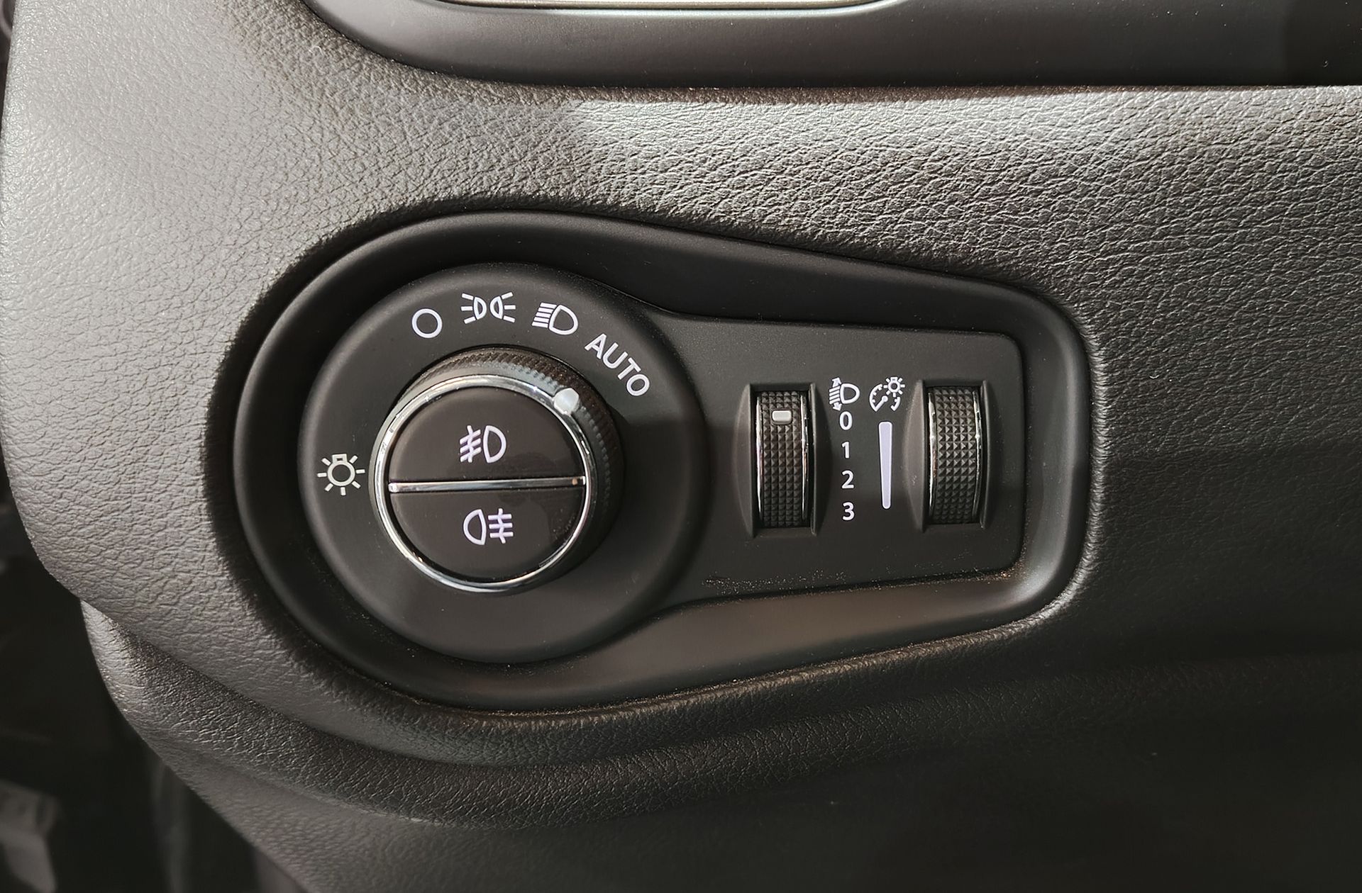 Jeep Renegade eHybrid 1.5 Limited ATX - foto 11