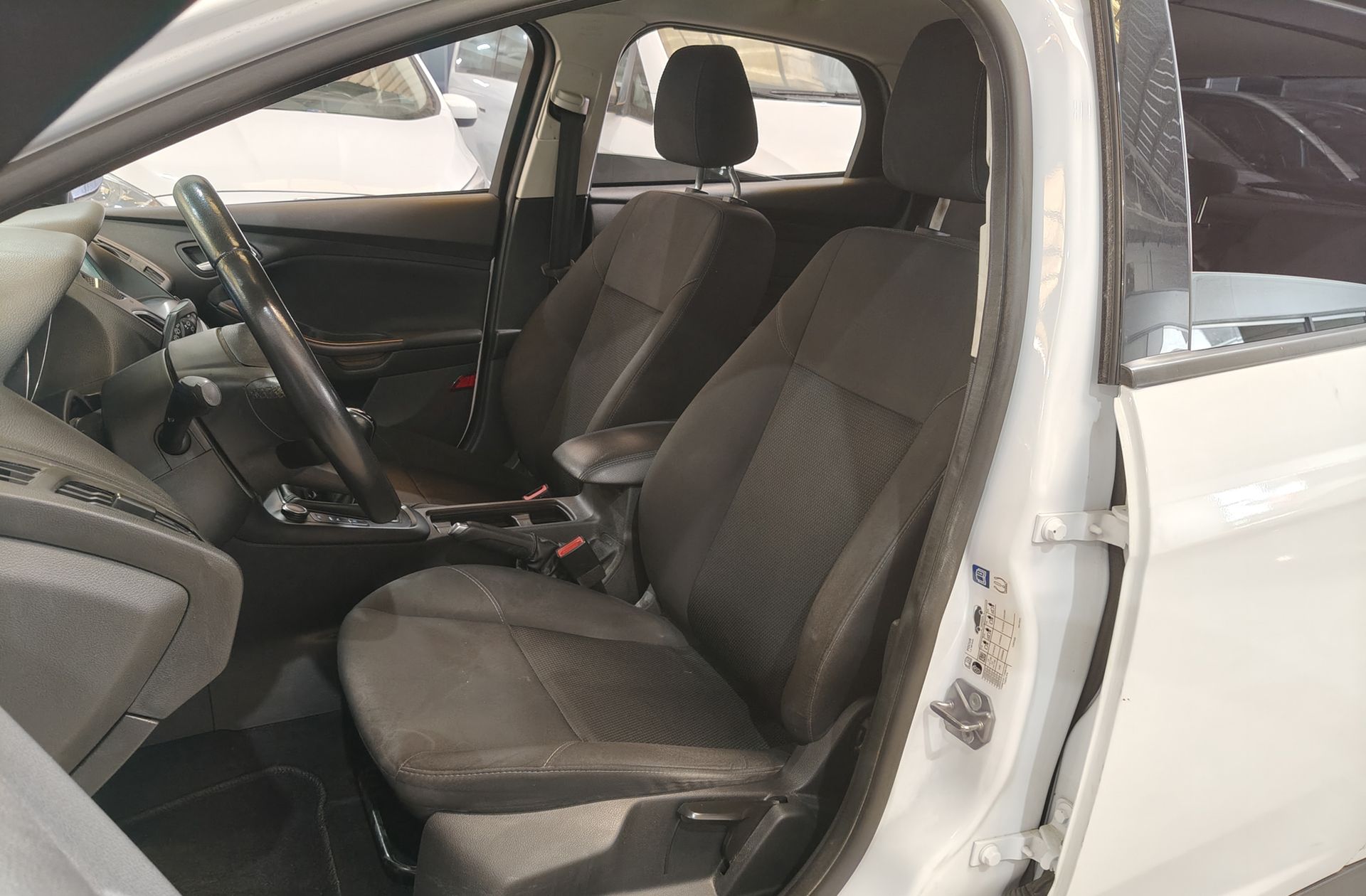 Ford Focus 1.0 EcoBoost Business - foto 12
