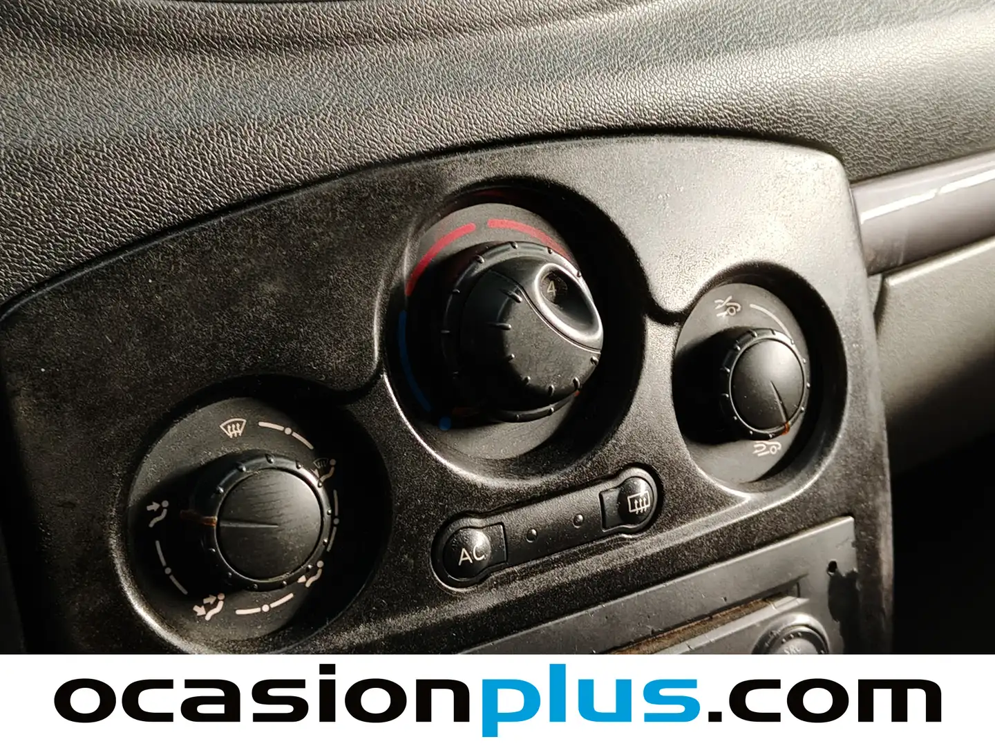 Foto Renault Clio Renault Clio 1.2 16v Pack Authentique (75 CV)