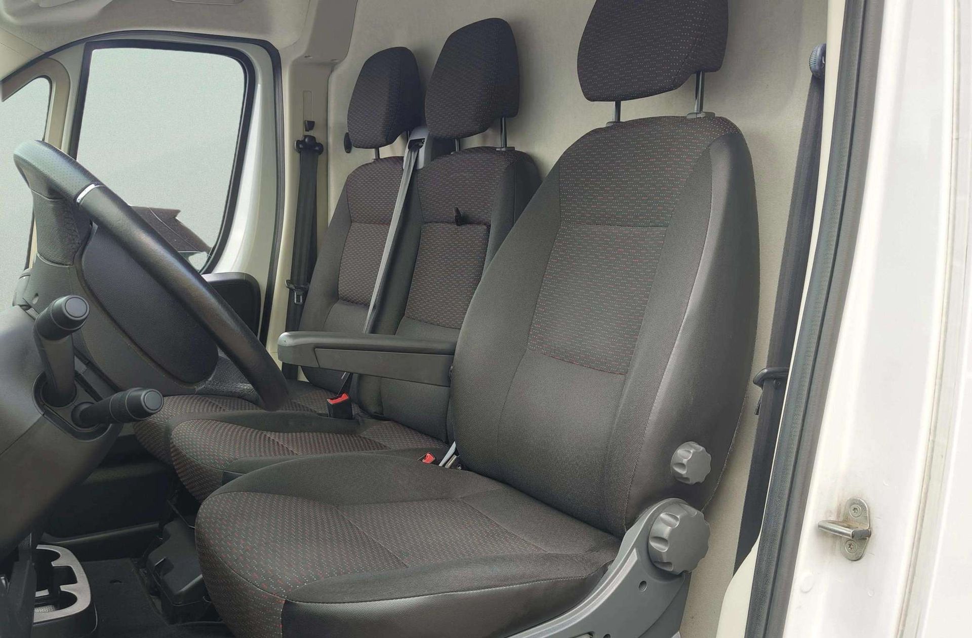 Peugeot Boxer Furgon BlueHDi 140 335 L2H2 - foto 10