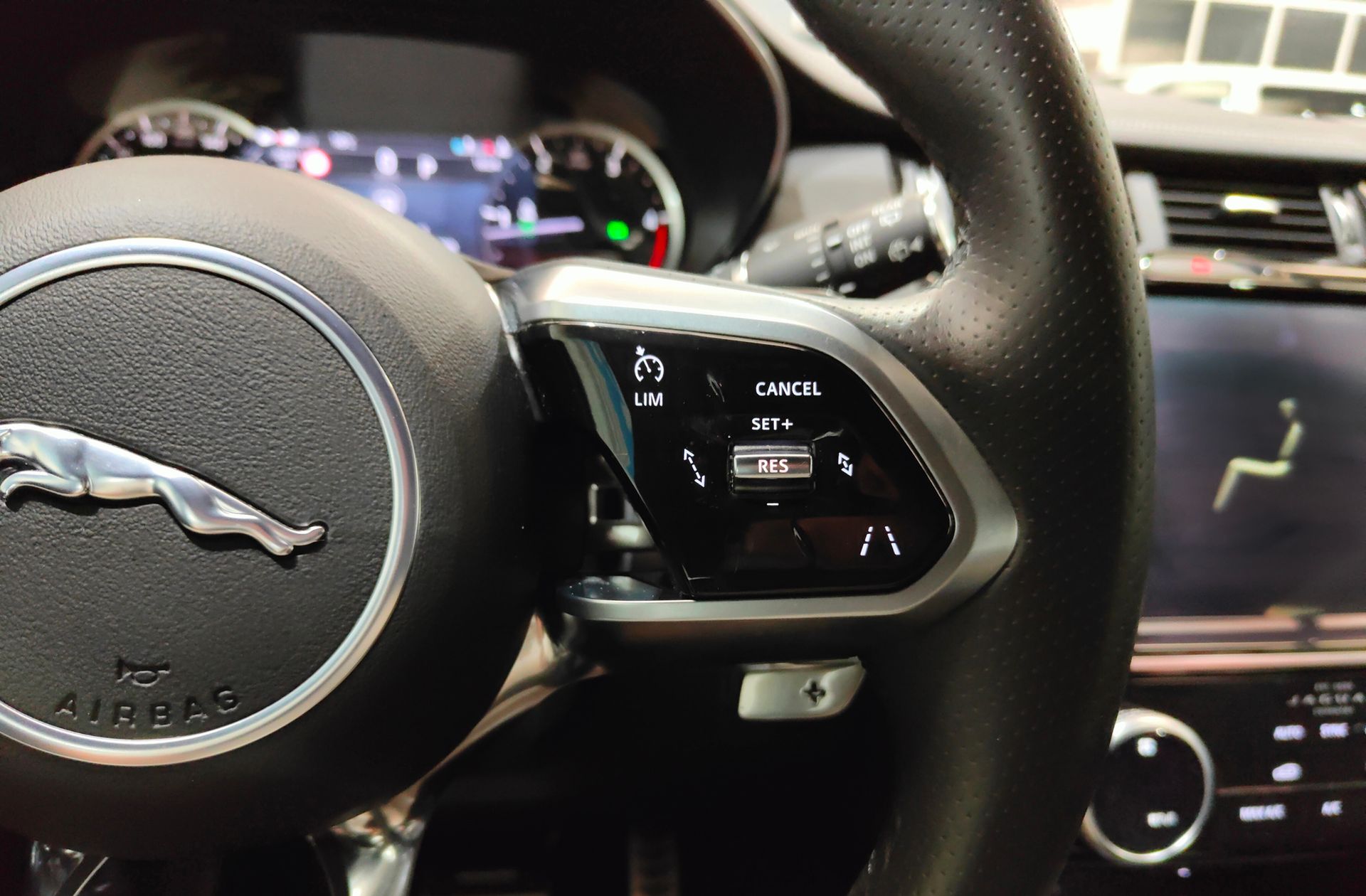 Jaguar E-Pace 2.0D MHEV R-Dynamic S 4WD - foto 31