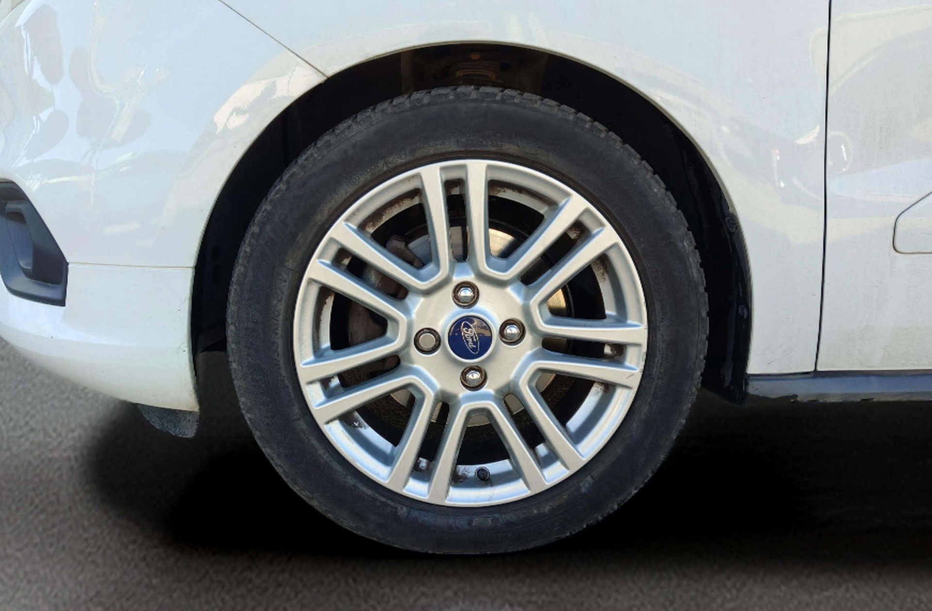 Ford Tourneo Courier 1.0 EcoBoost Titanium - foto 35