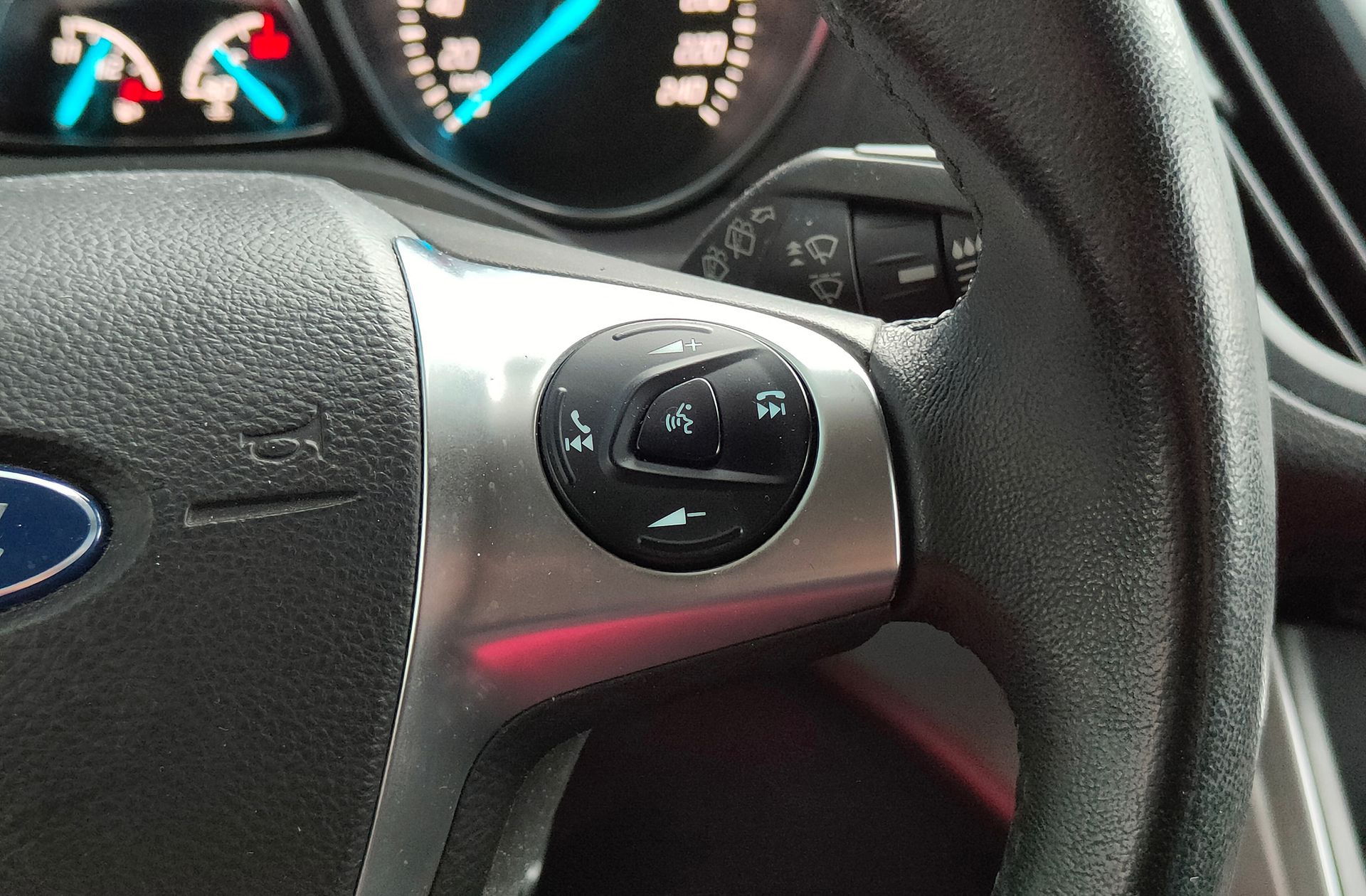 Ford Kuga 1.5 EcoBoost Trend 4x2 - foto 22