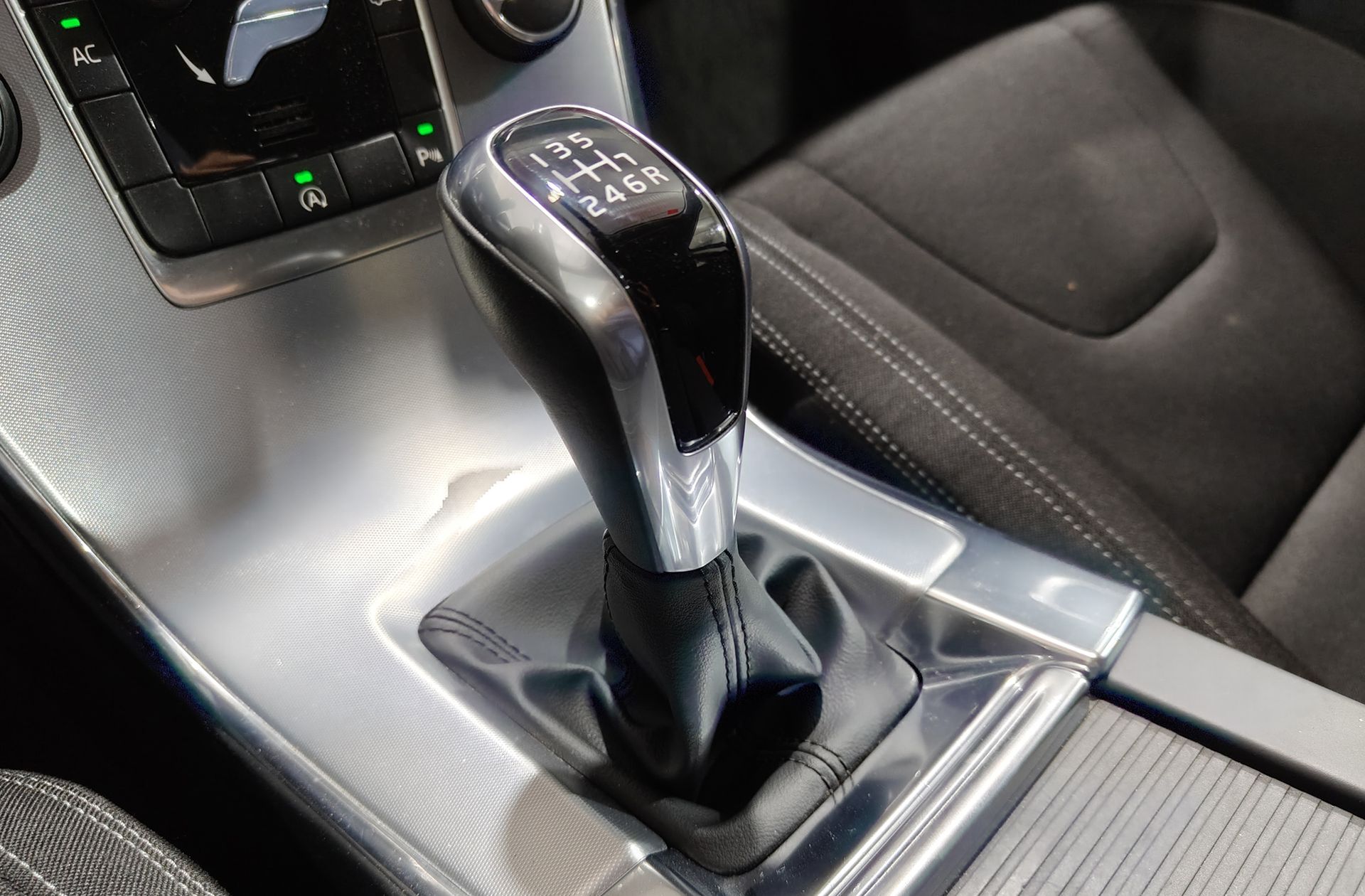 Volvo XC60 D3 Kinetic - foto 5