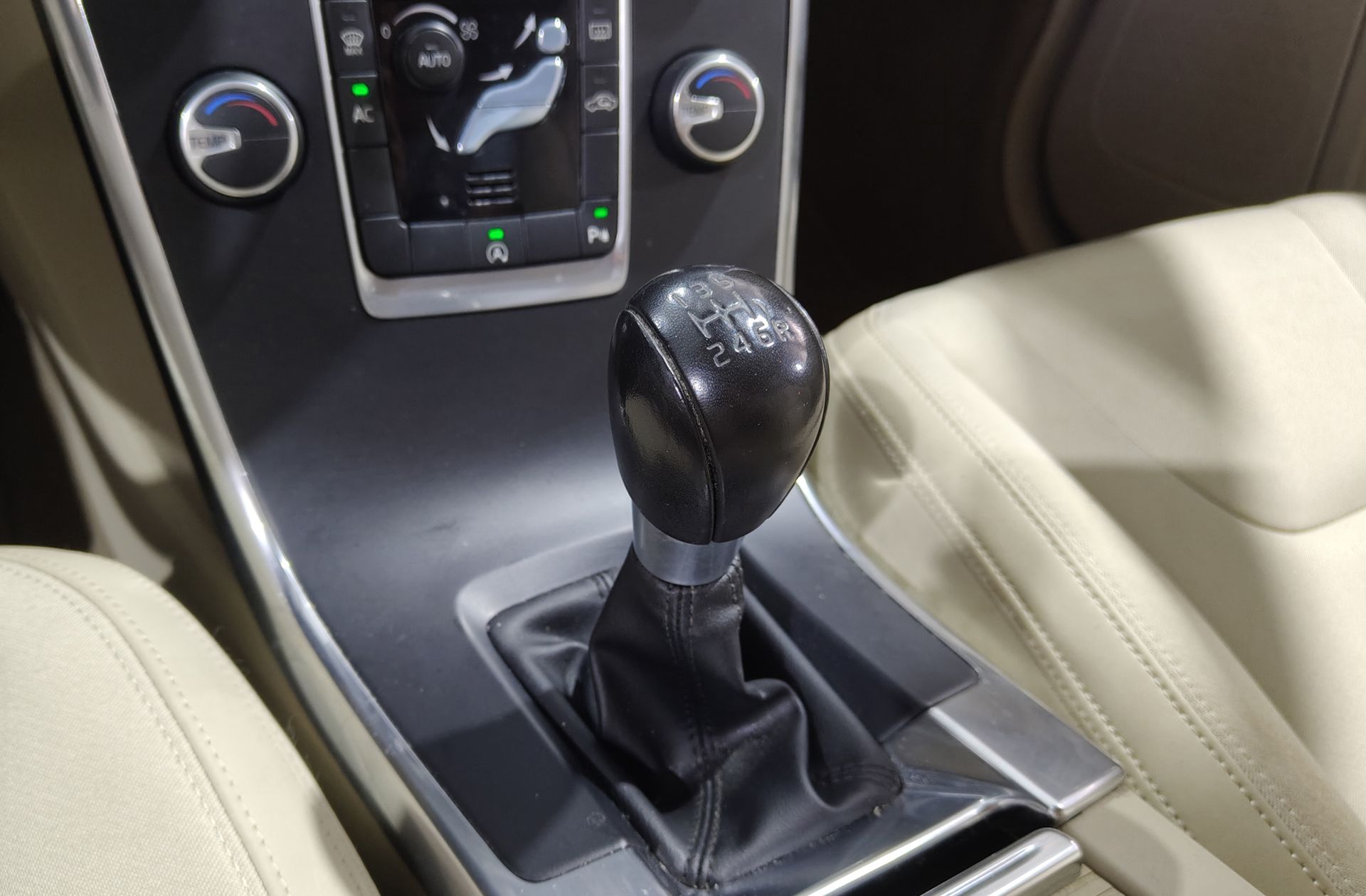 Volvo XC60 D3 Kinetic - foto 5
