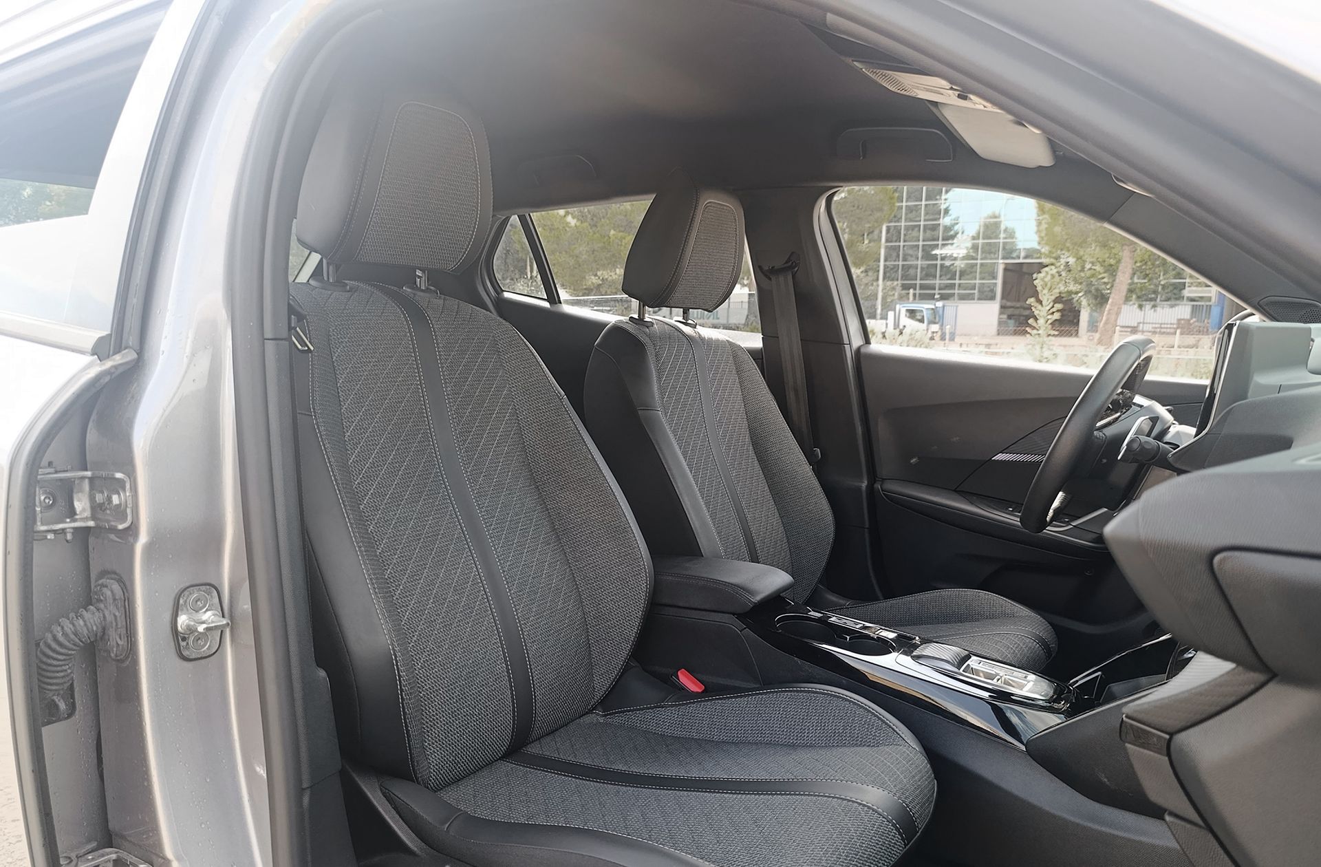 Peugeot 2008 Allure Hybrid eDCS6 - foto 19