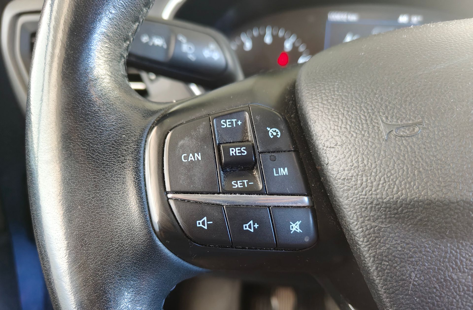 Ford Focus 1.0 EcoBoost Active - foto 24