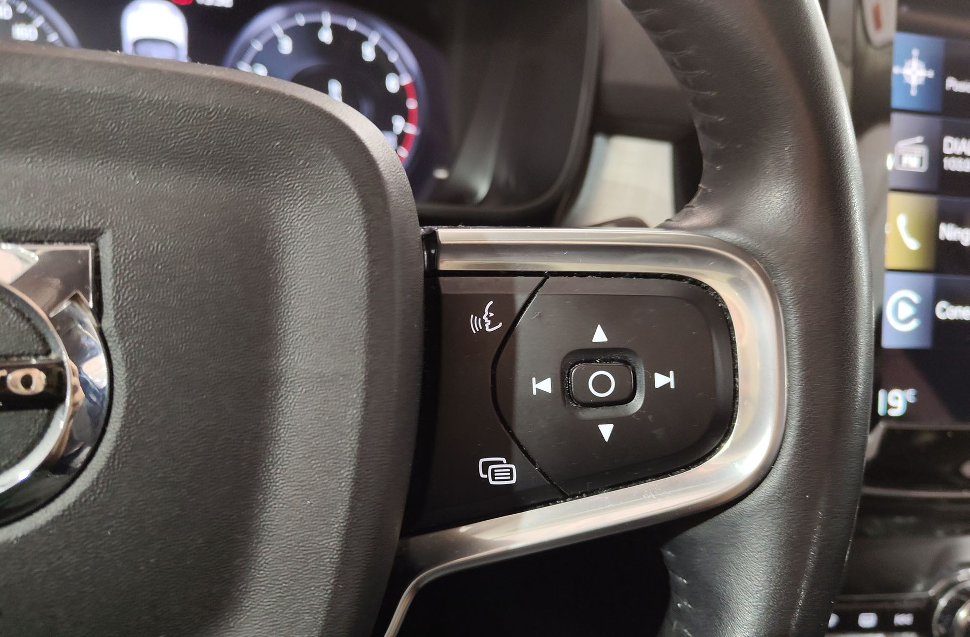 Volvo XC40 T2 Momentum Pro - foto 28