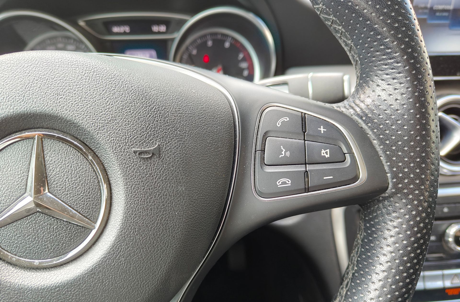 Mercedes-Benz GLA 180 - foto 34