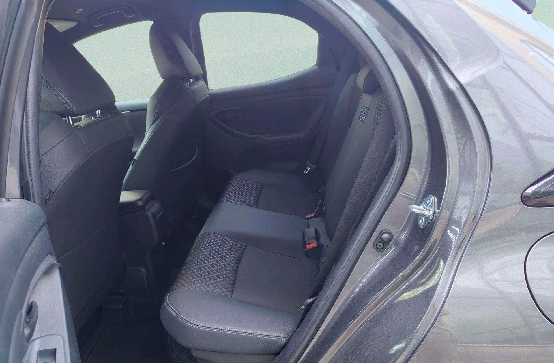 Toyota Yaris 120H Style - foto 11