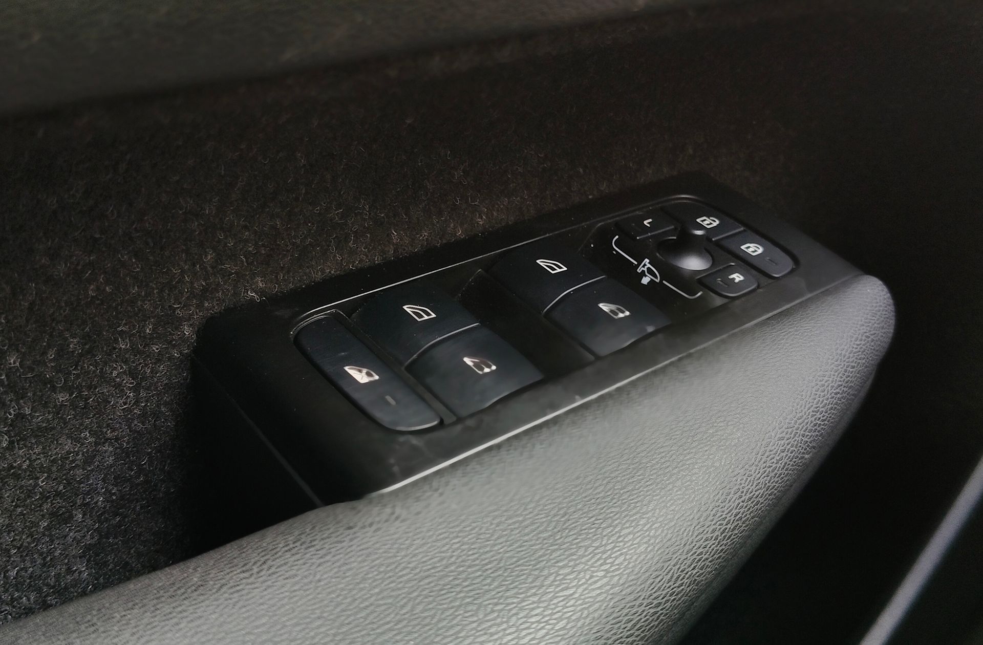 Volvo XC40 T3 R-Design - foto 44