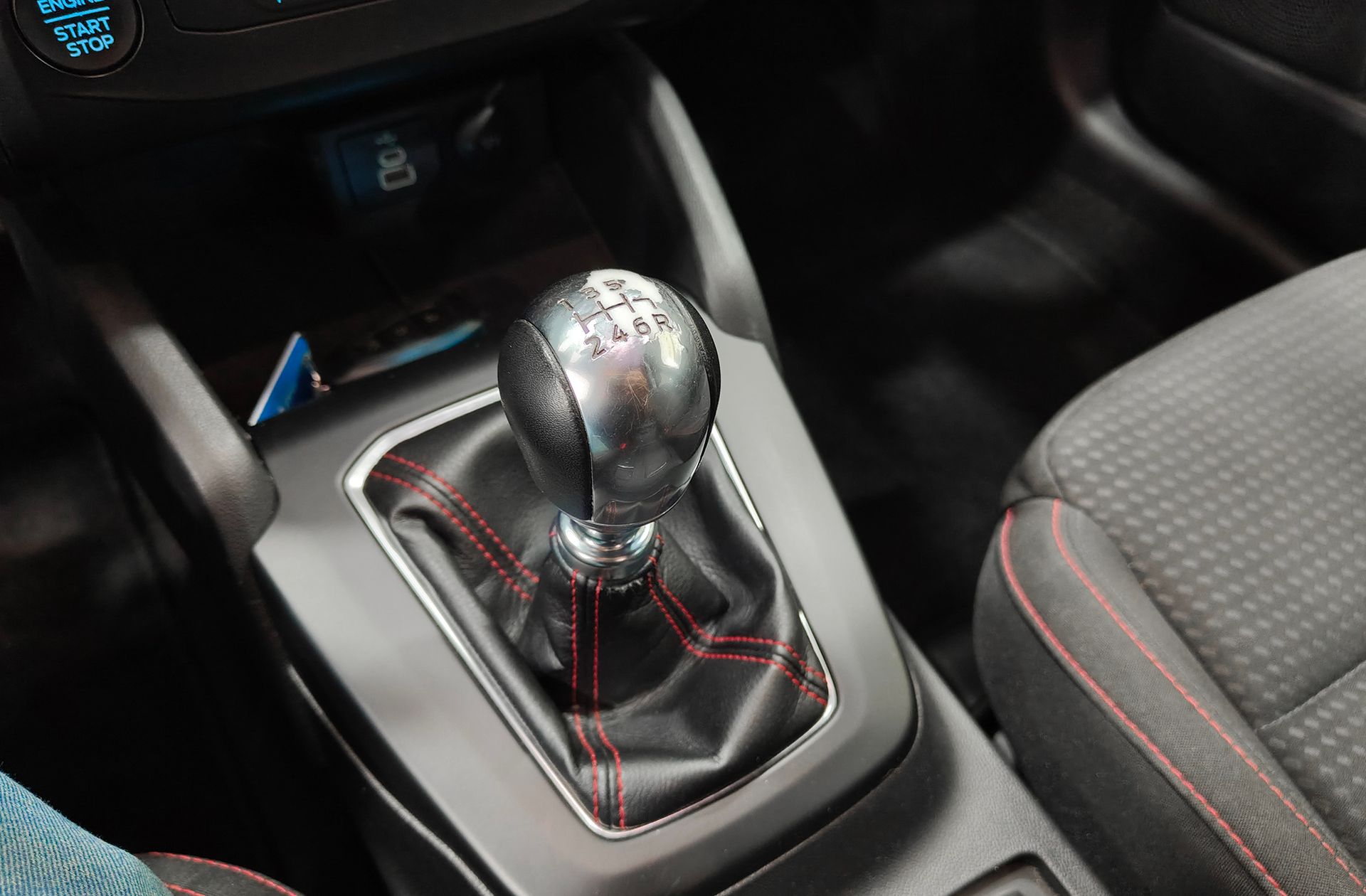 Ford Focus 1.0 EcoBoost MHEV ST-Line - foto 6