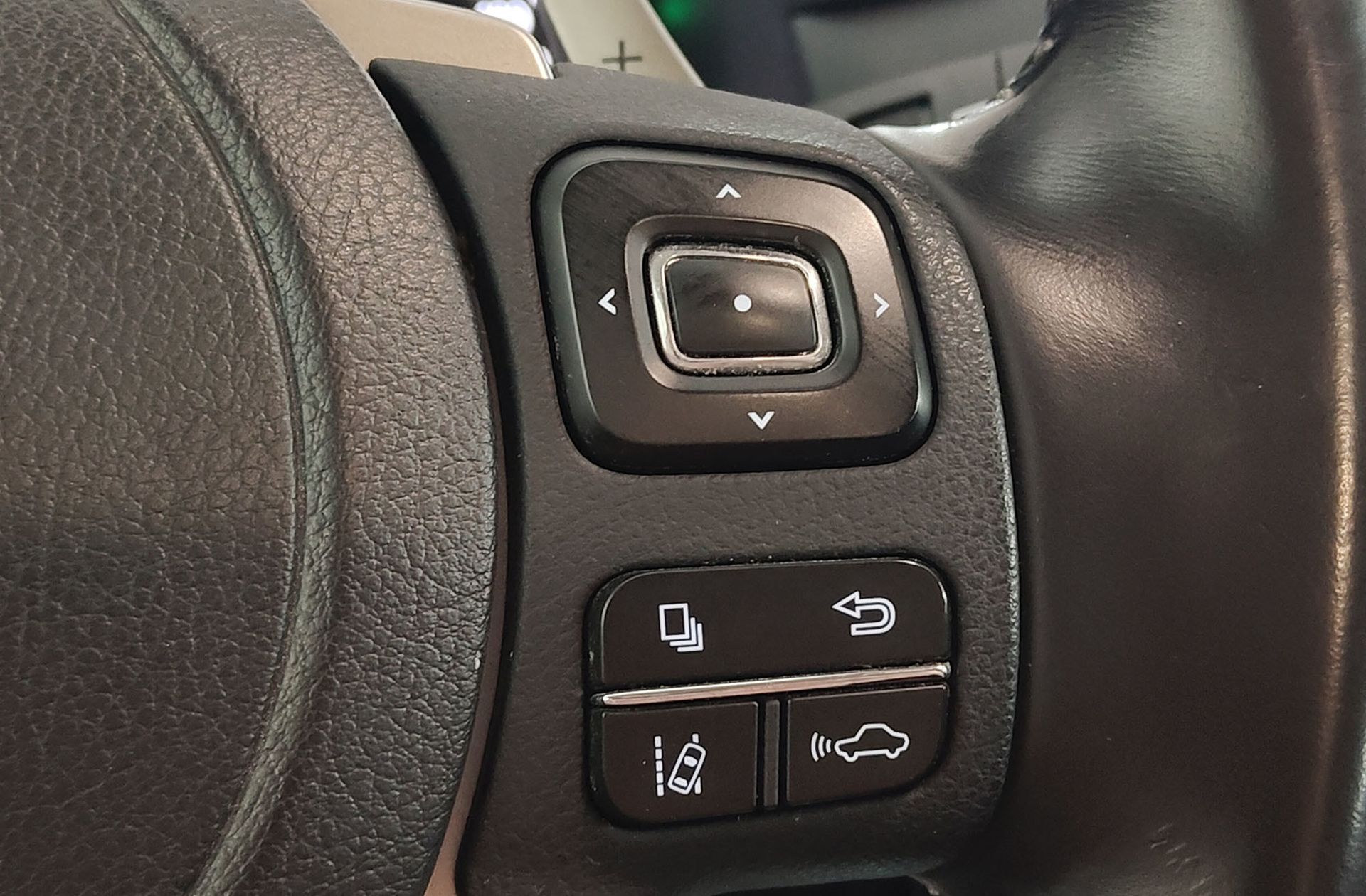 Lexus NX 300h Premium 2WD - foto 32
