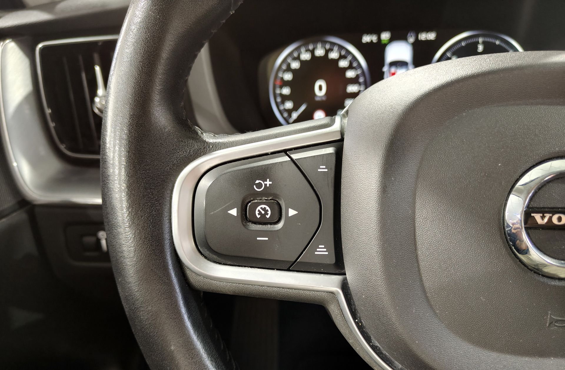 Volvo XC60 D4 Business Plus - foto 28