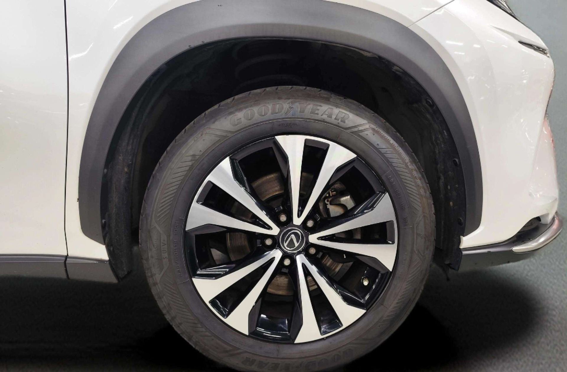 Lexus NX 300h Premium 2WD - foto 39