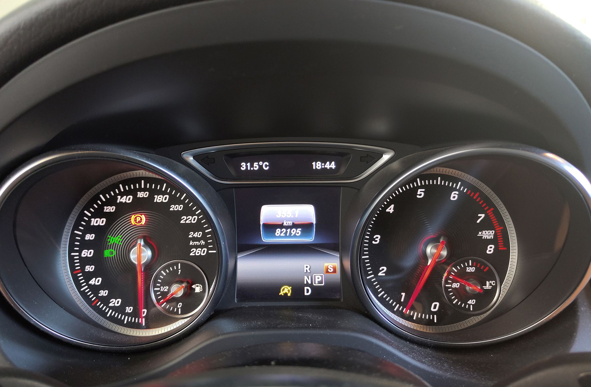 Mercedes-Benz CLA Shooting Brake 200 Pack AMG - foto 25