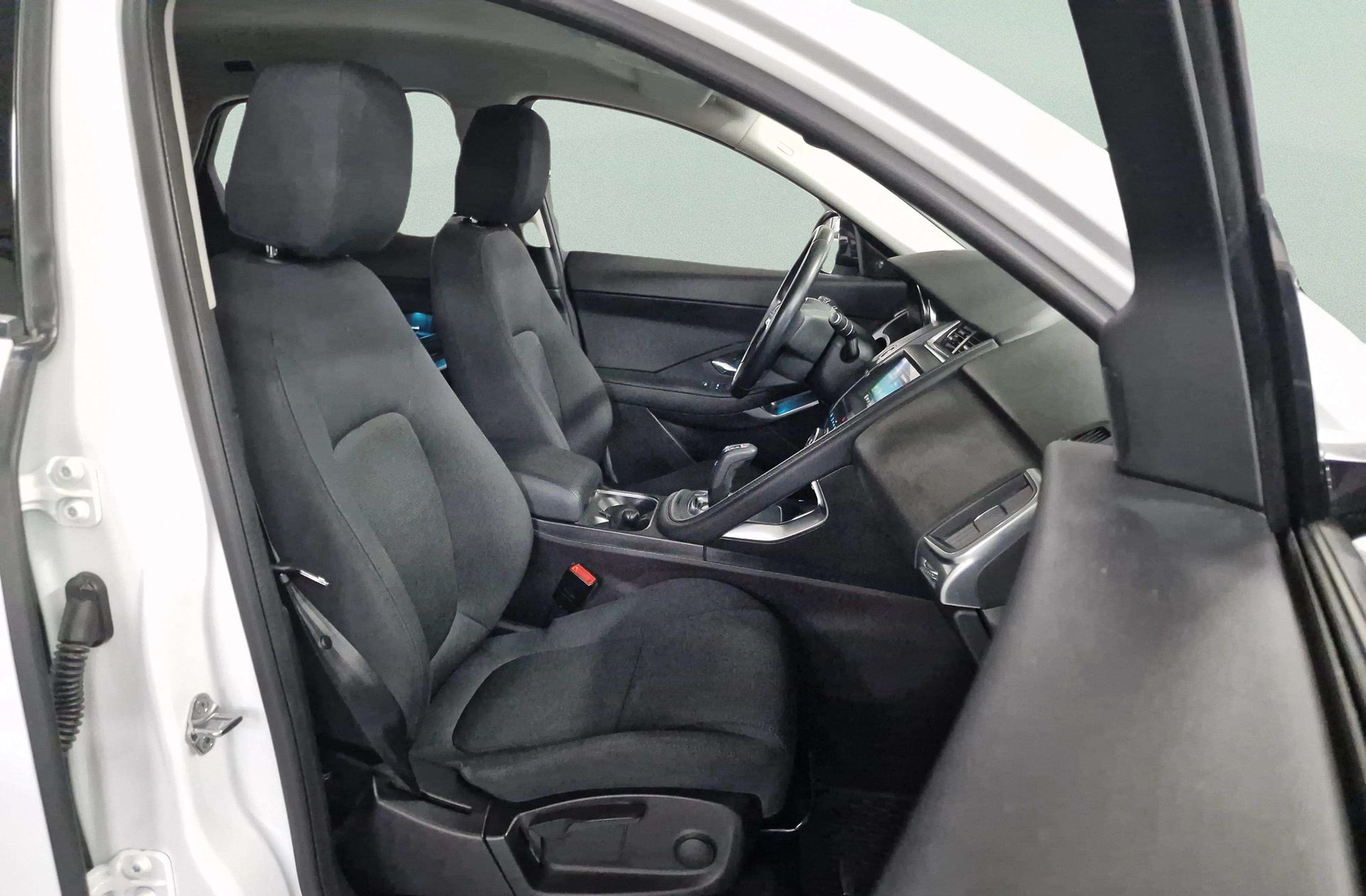 Jaguar E-Pace 2.0D 4WD - foto 20