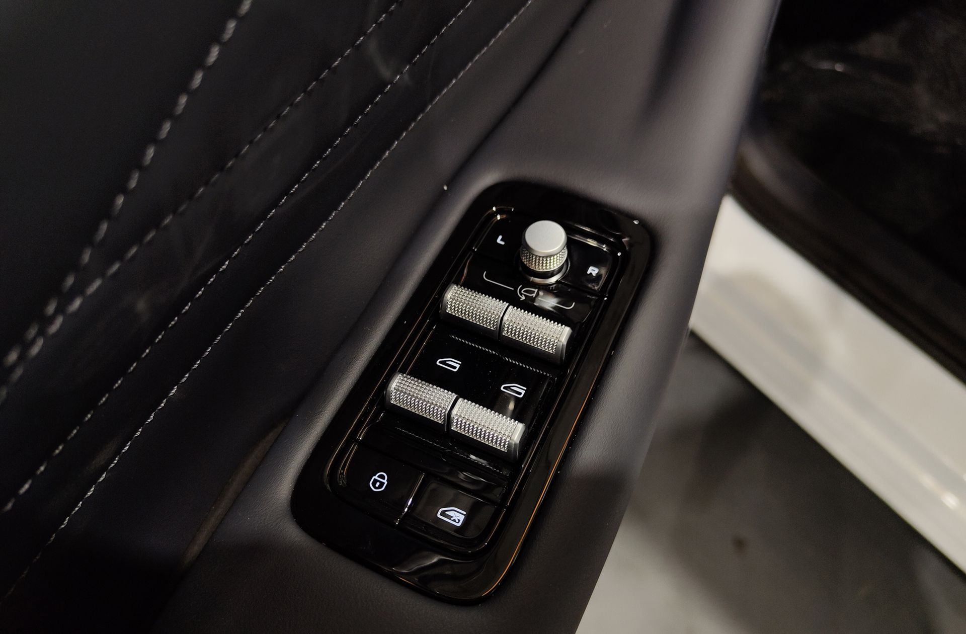 Geely Starray EM-i 1.5 PHEV Pro - foto 33