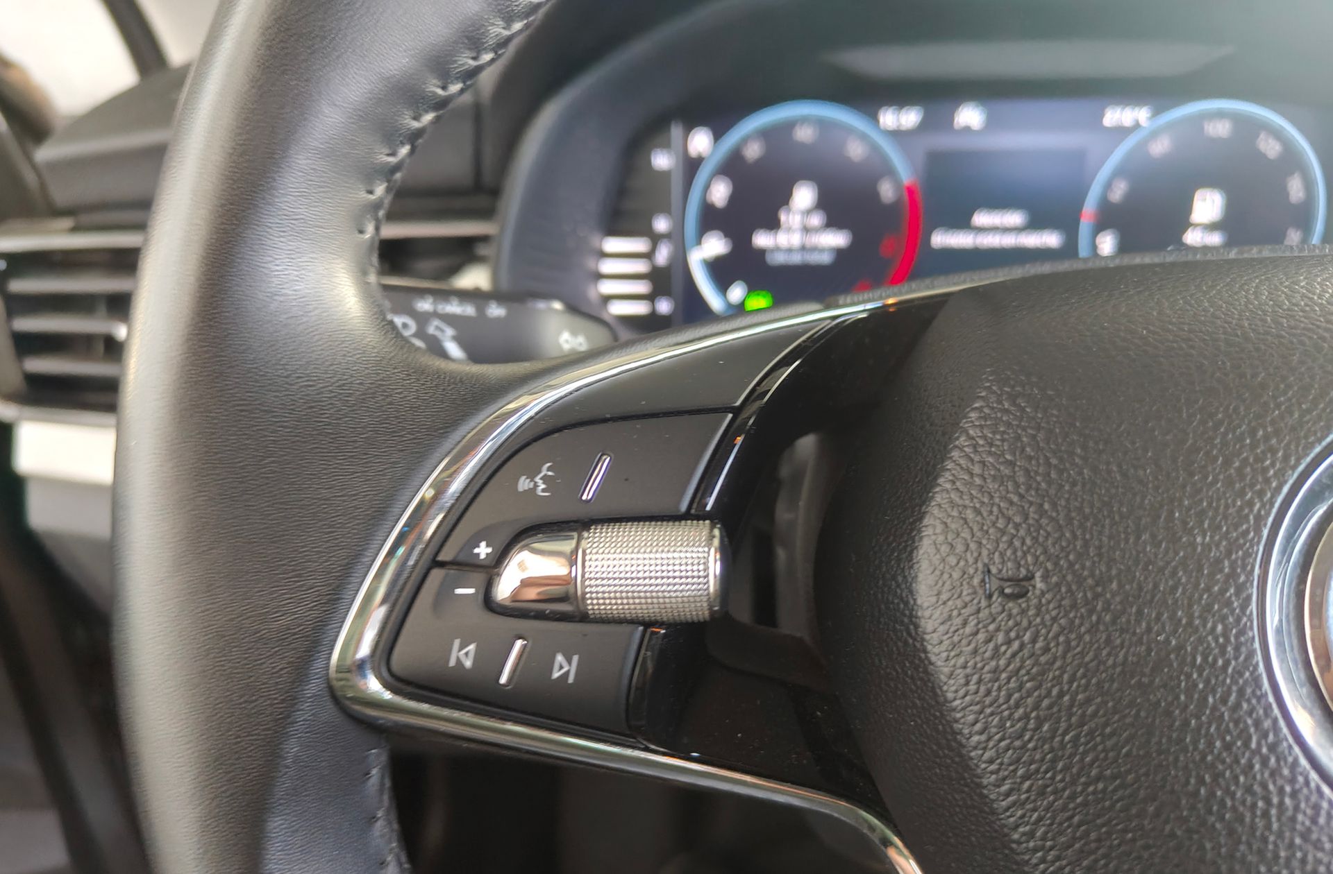 Škoda Kamiq 1.0 TSI Ambition DSG - foto 24