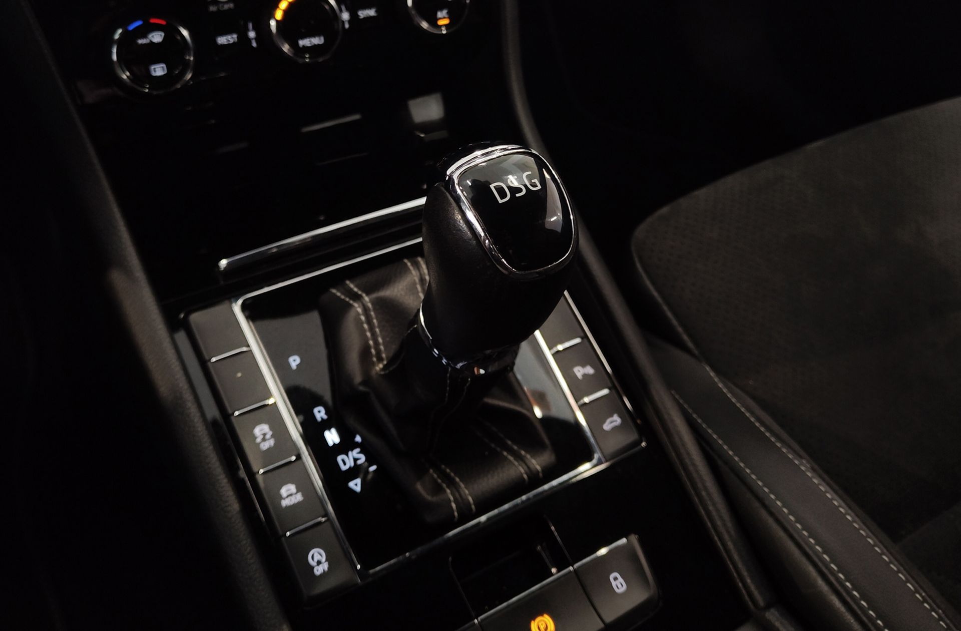 Škoda Superb Combi 2.0 TDI Sport Line DSG - foto 5