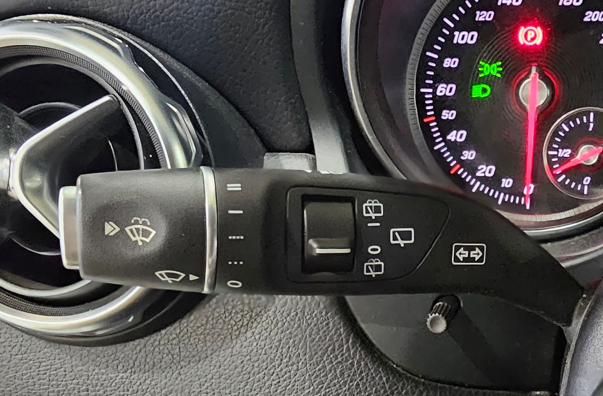 Mercedes-Benz GLA 180 Pack AMG - foto 28