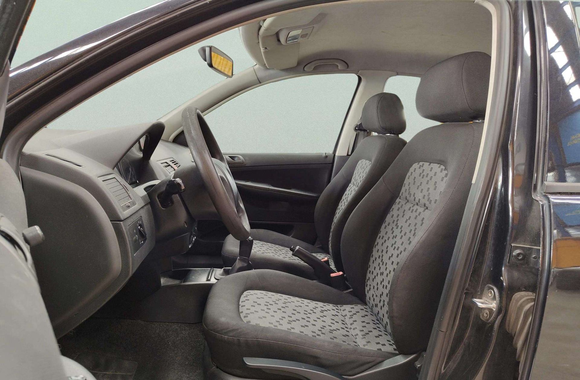 Škoda Fabia 1.2 Young - foto 8