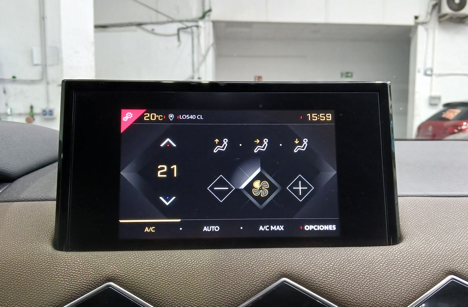 DS DS 3 Crossback BlueHDi 110 So Chic - foto 30