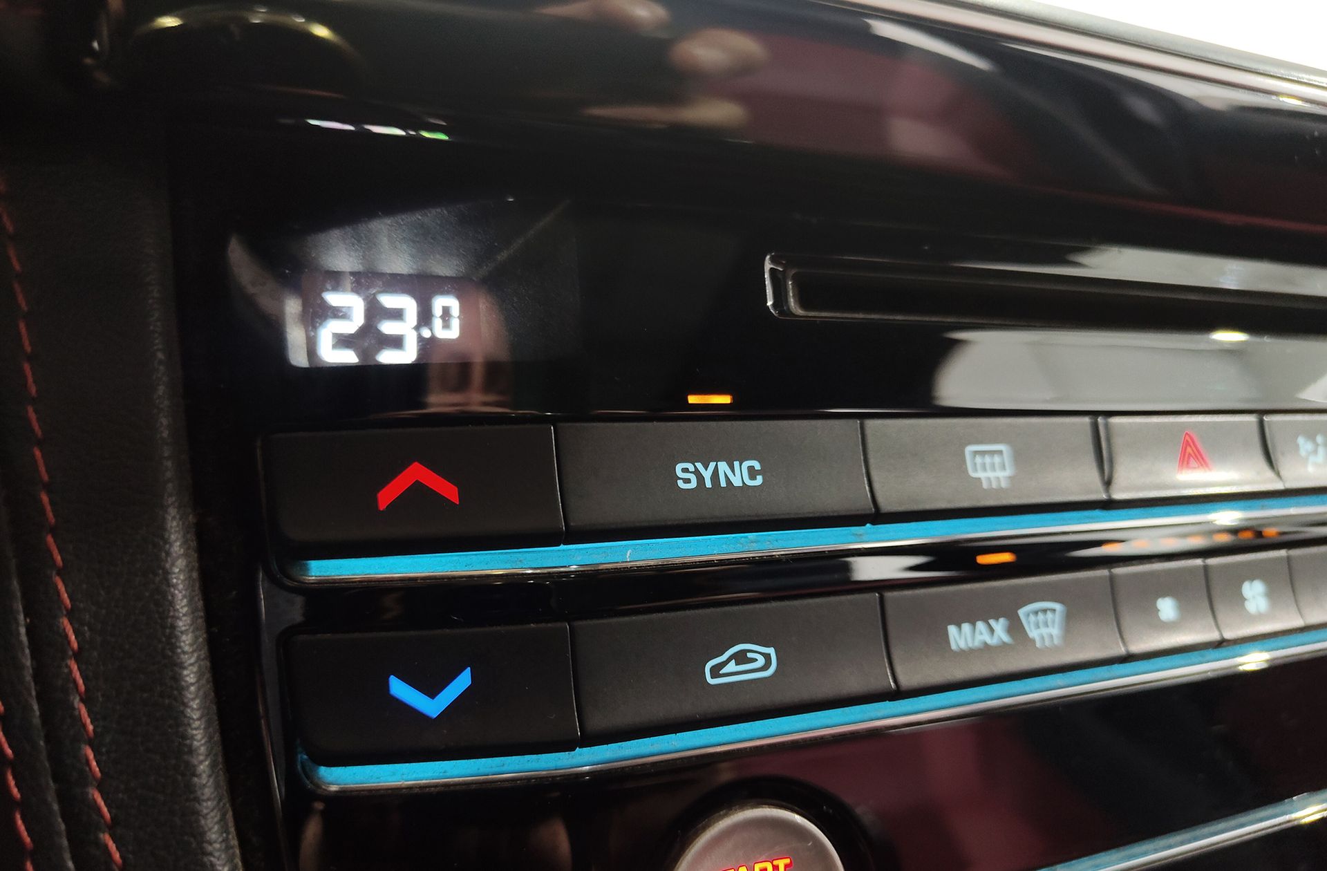 Jaguar F-Pace 2.0L i4D R-Sport AWD - foto 37