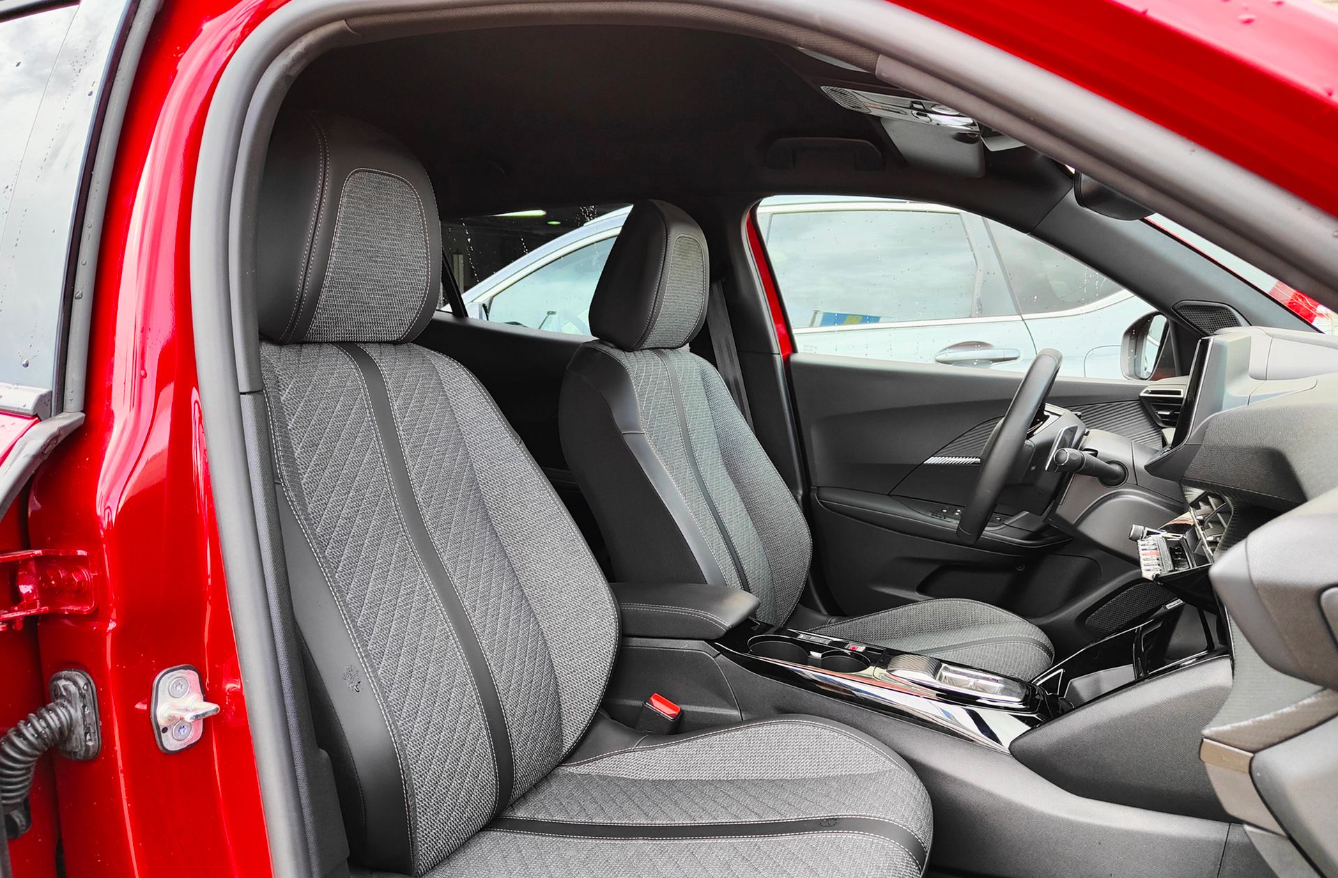 Peugeot 2008 PureTech 130 Allure EAT8 - foto 19