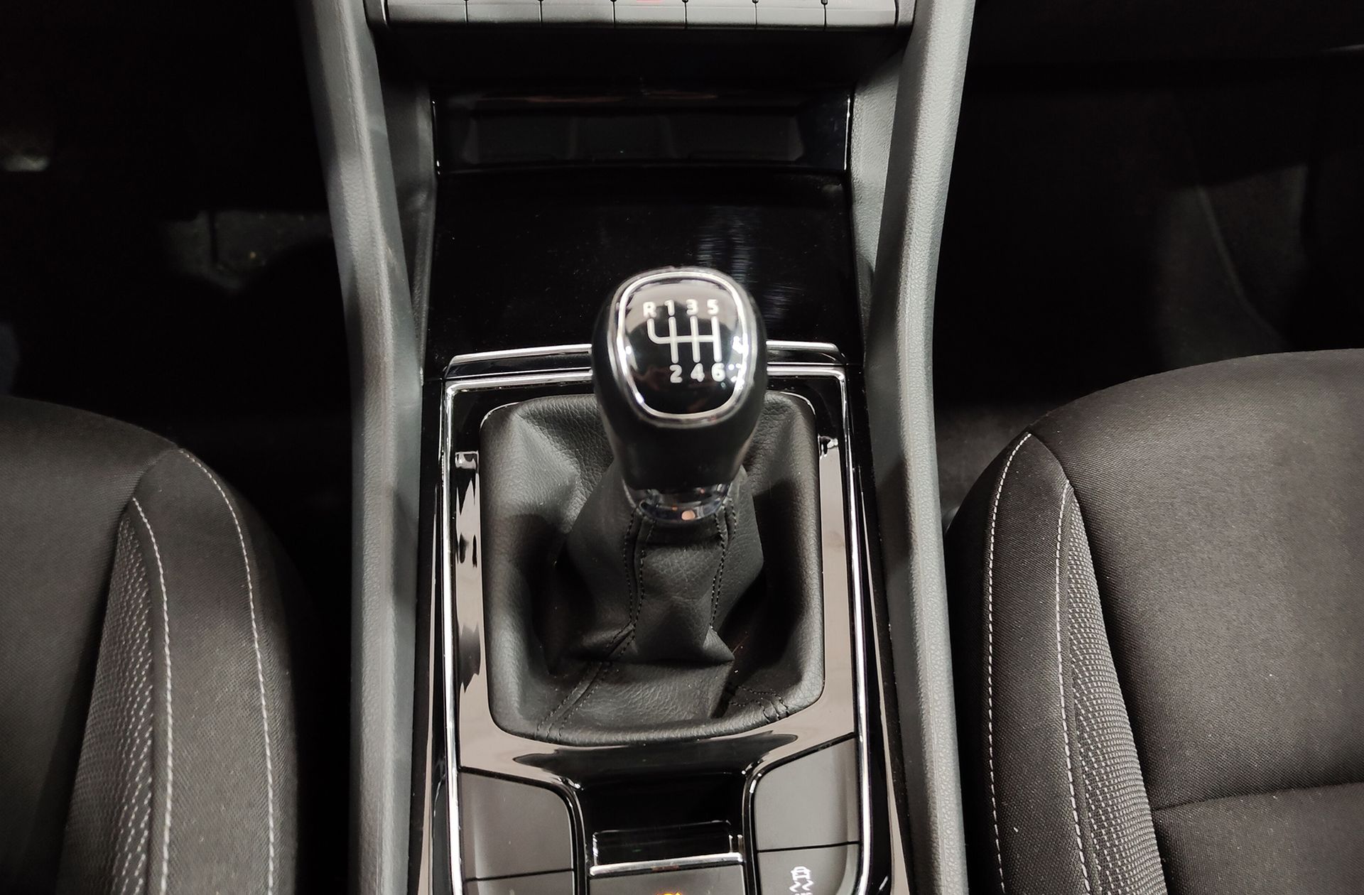 Škoda Karoq 2.0 TDI Ambition - foto 5