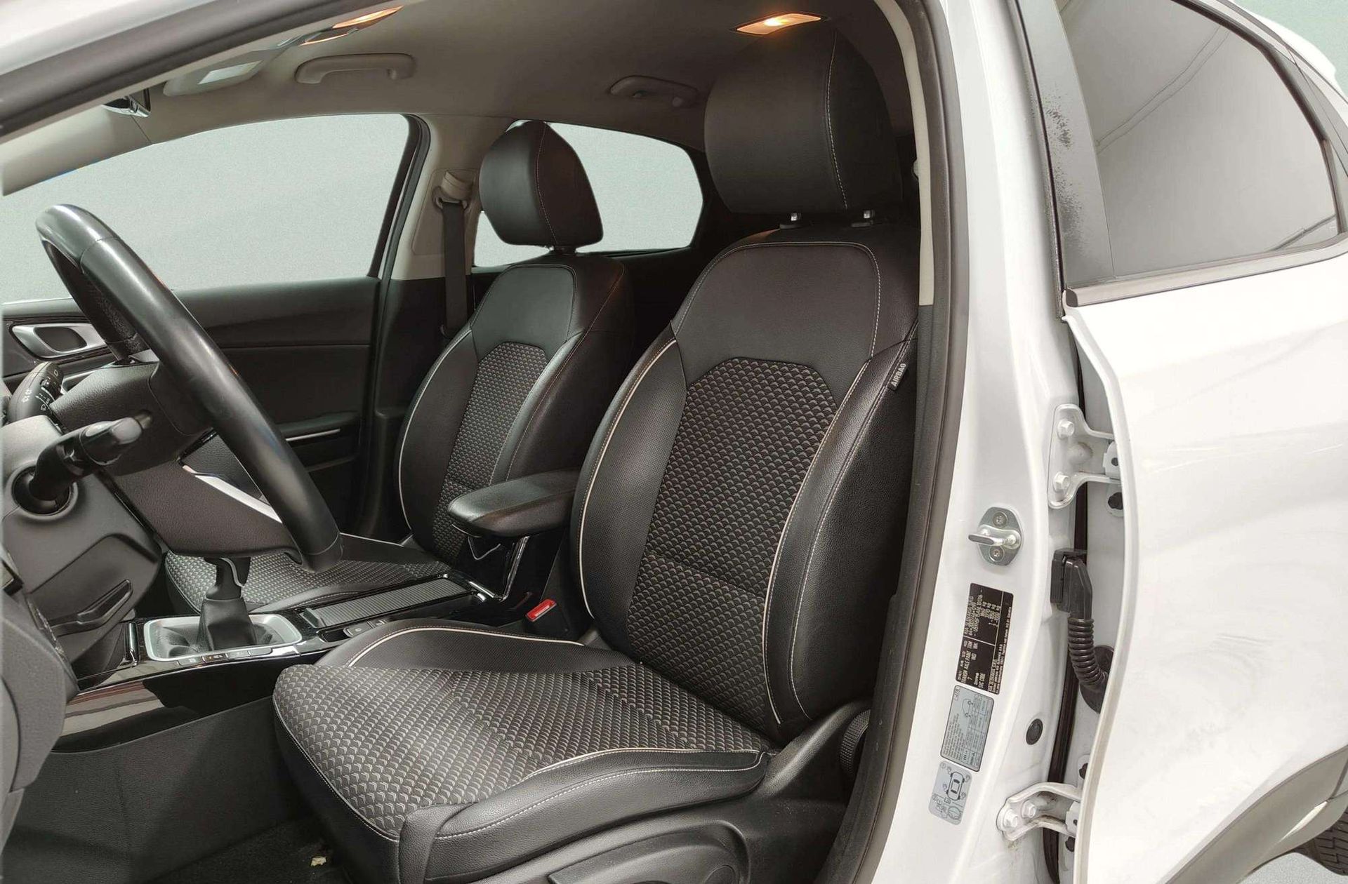 Kia XCeed 1.5 MHEV iMT Tech - foto 14