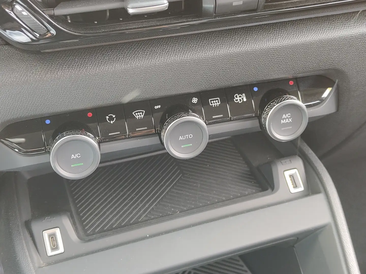 Foto Citroën C4 X Citroen C4 X 1.2 PureTech 130 S&S Shine EAT8 (131 CV)