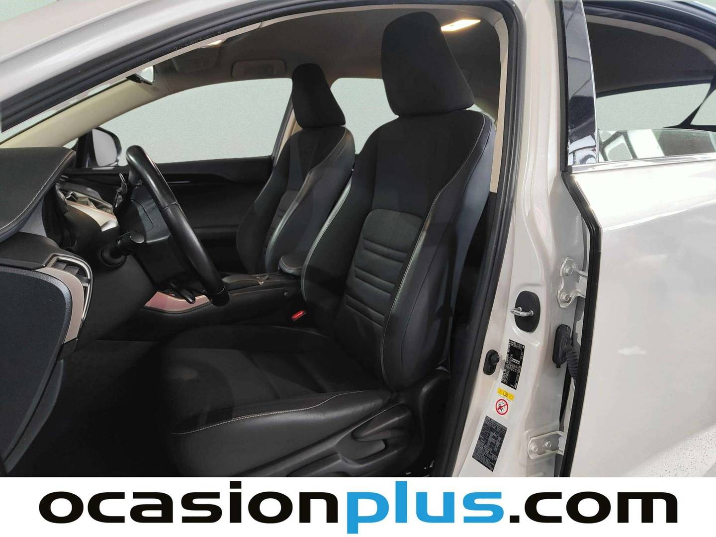 Foto asientos traseros Lexus NX Lexus NX 300h Business Navigation 2WD (197 CV)