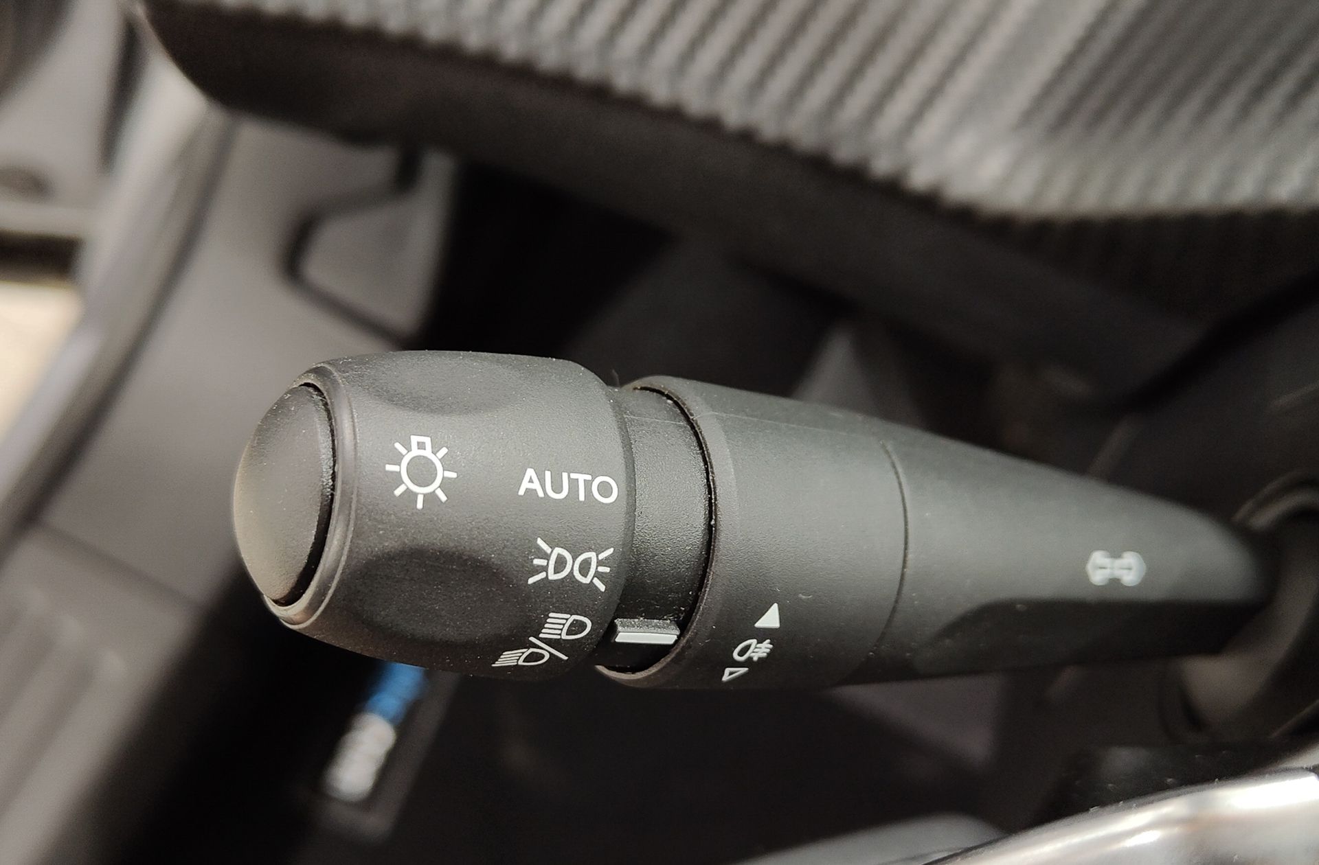 Peugeot 2008 Allure Hybrid eDCS6 - foto 24
