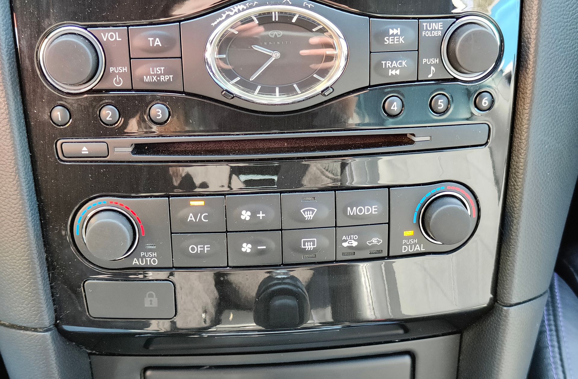 Infiniti QX70 3.0 D S Premium - foto 36