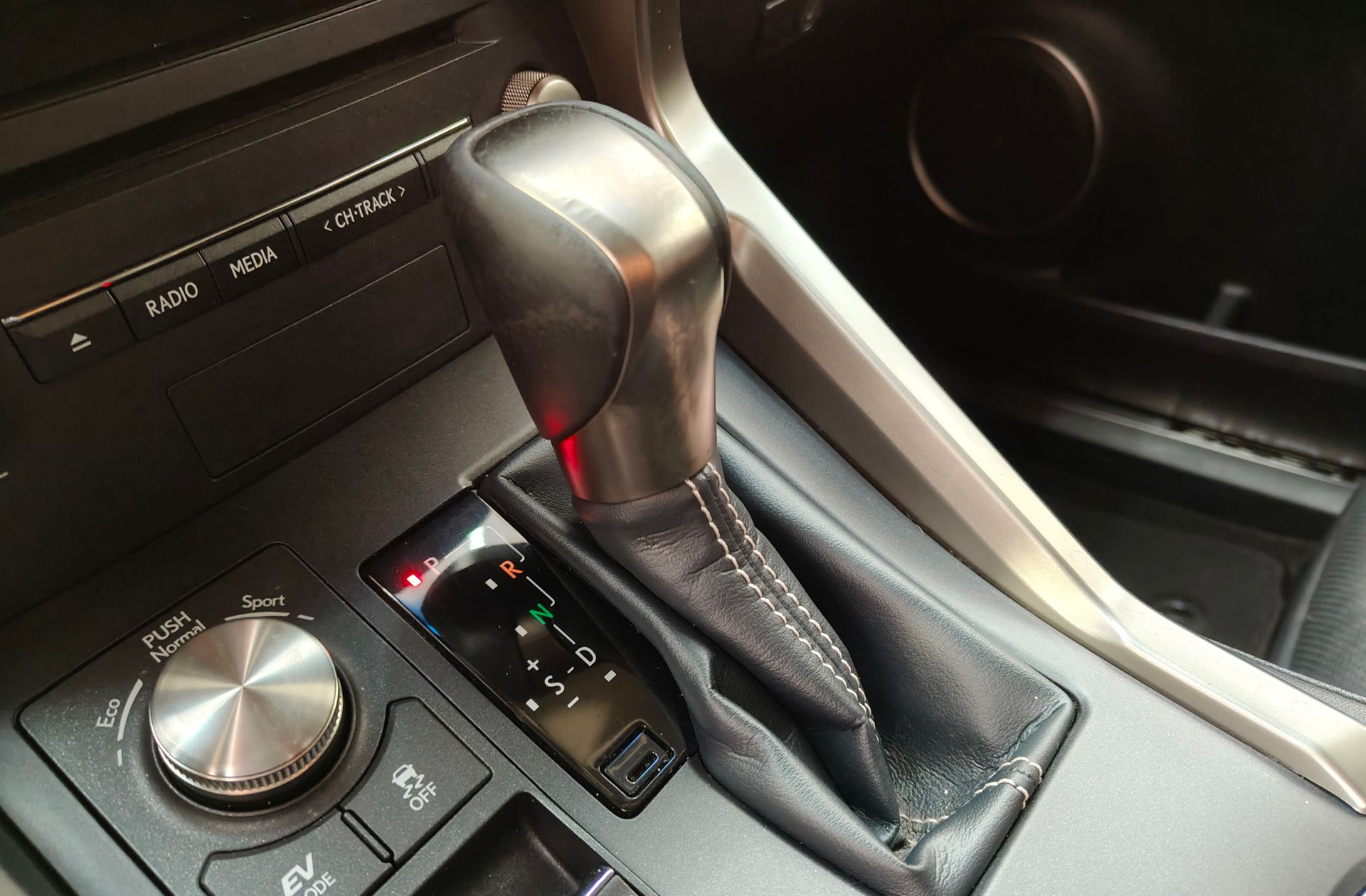 Lexus NX 300h Executive 4WD - foto 6