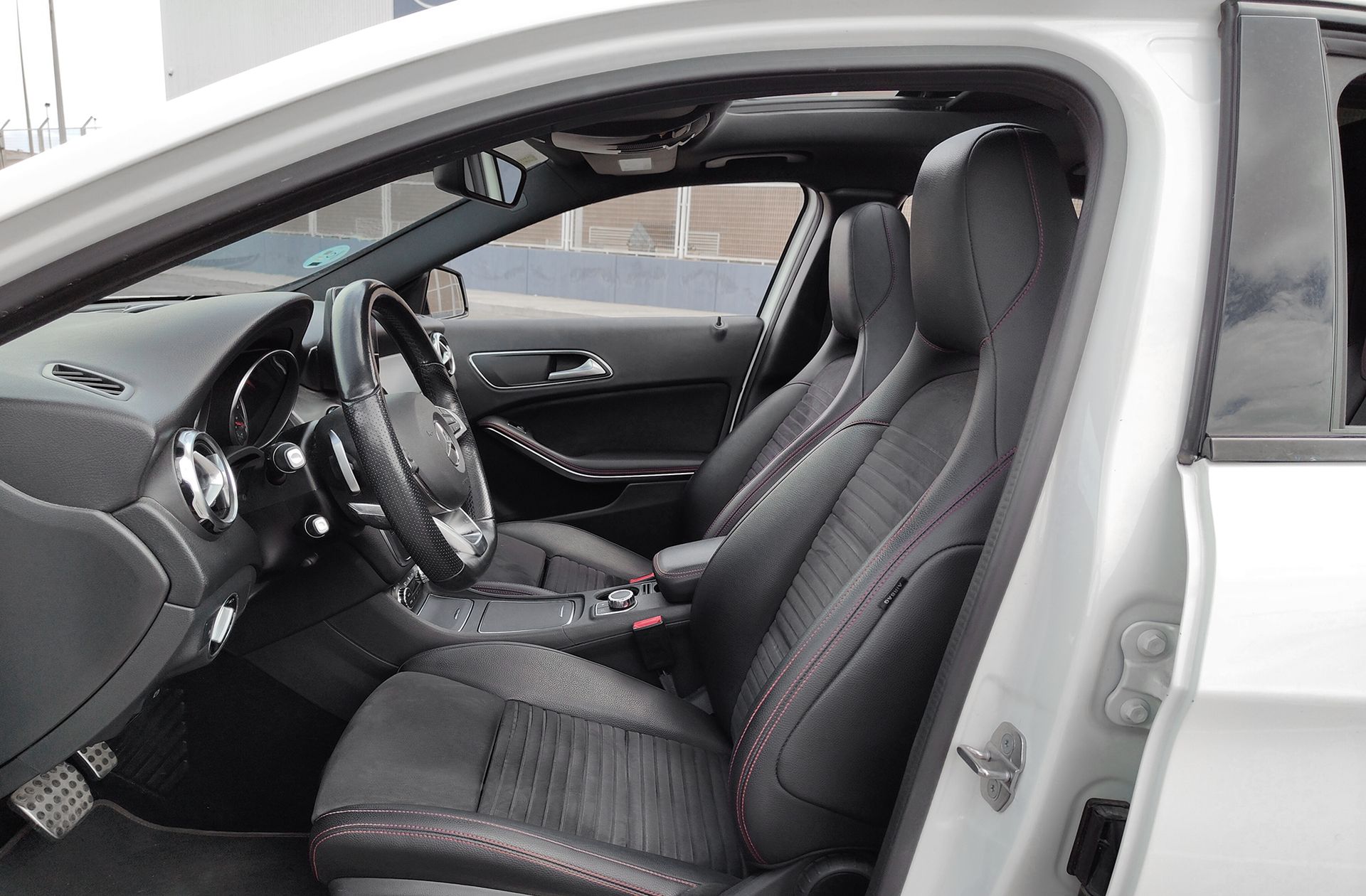 Mercedes-Benz GLA 200 d Pack AMG - foto 11