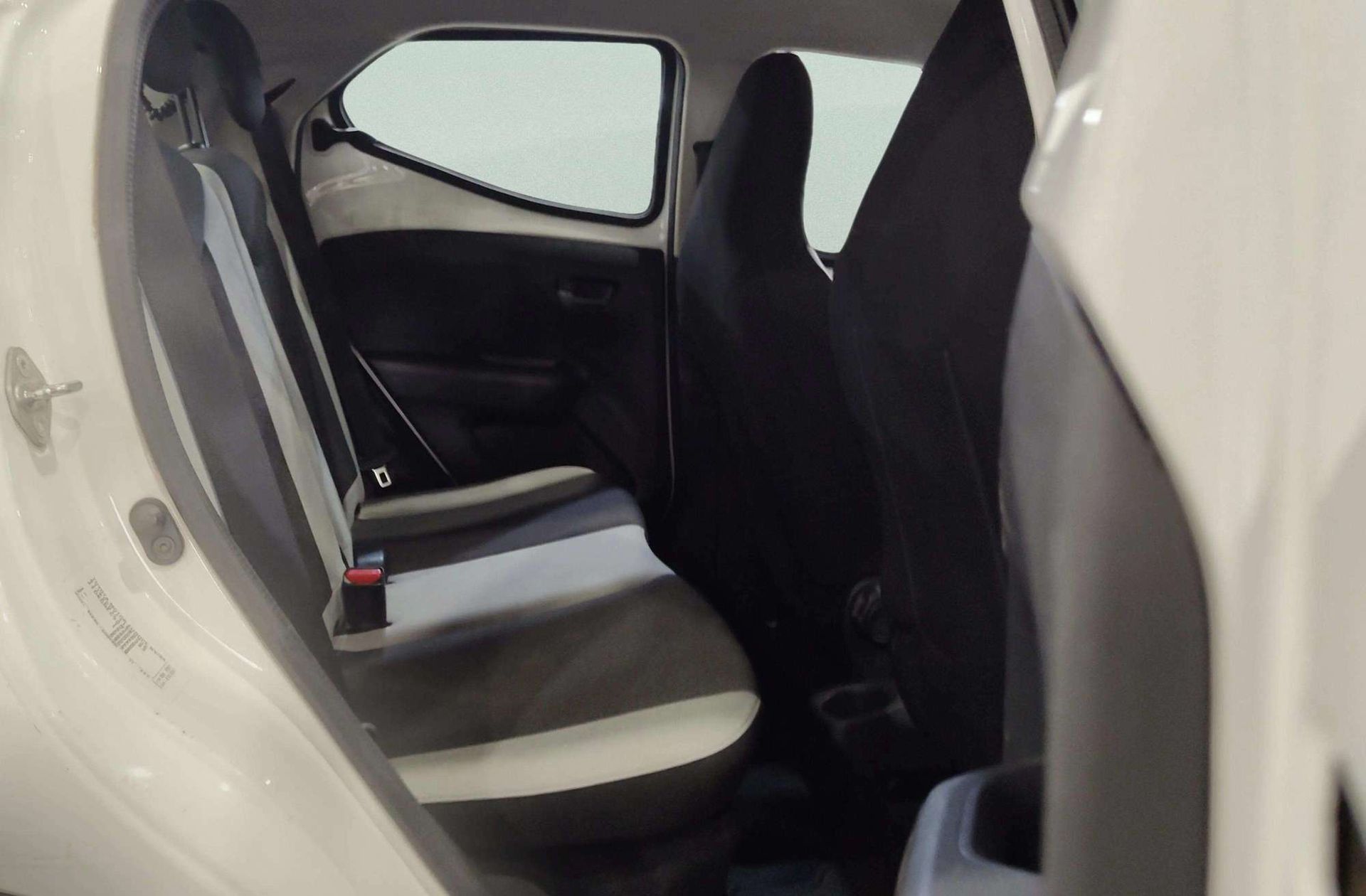 Toyota Aygo 1.0 70 x-play - foto 14