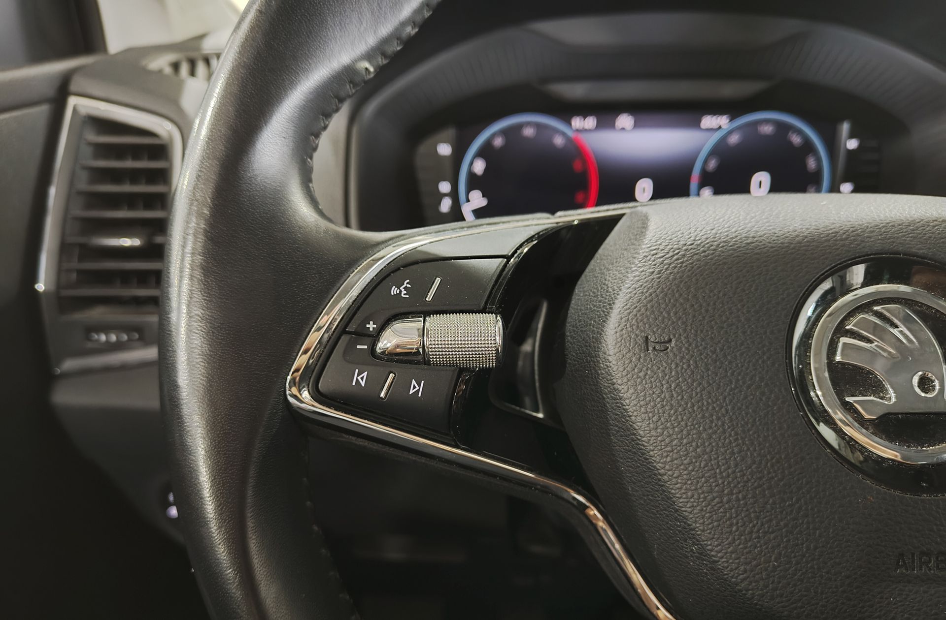 Škoda Karoq 2.0 TDI Ambition - foto 25